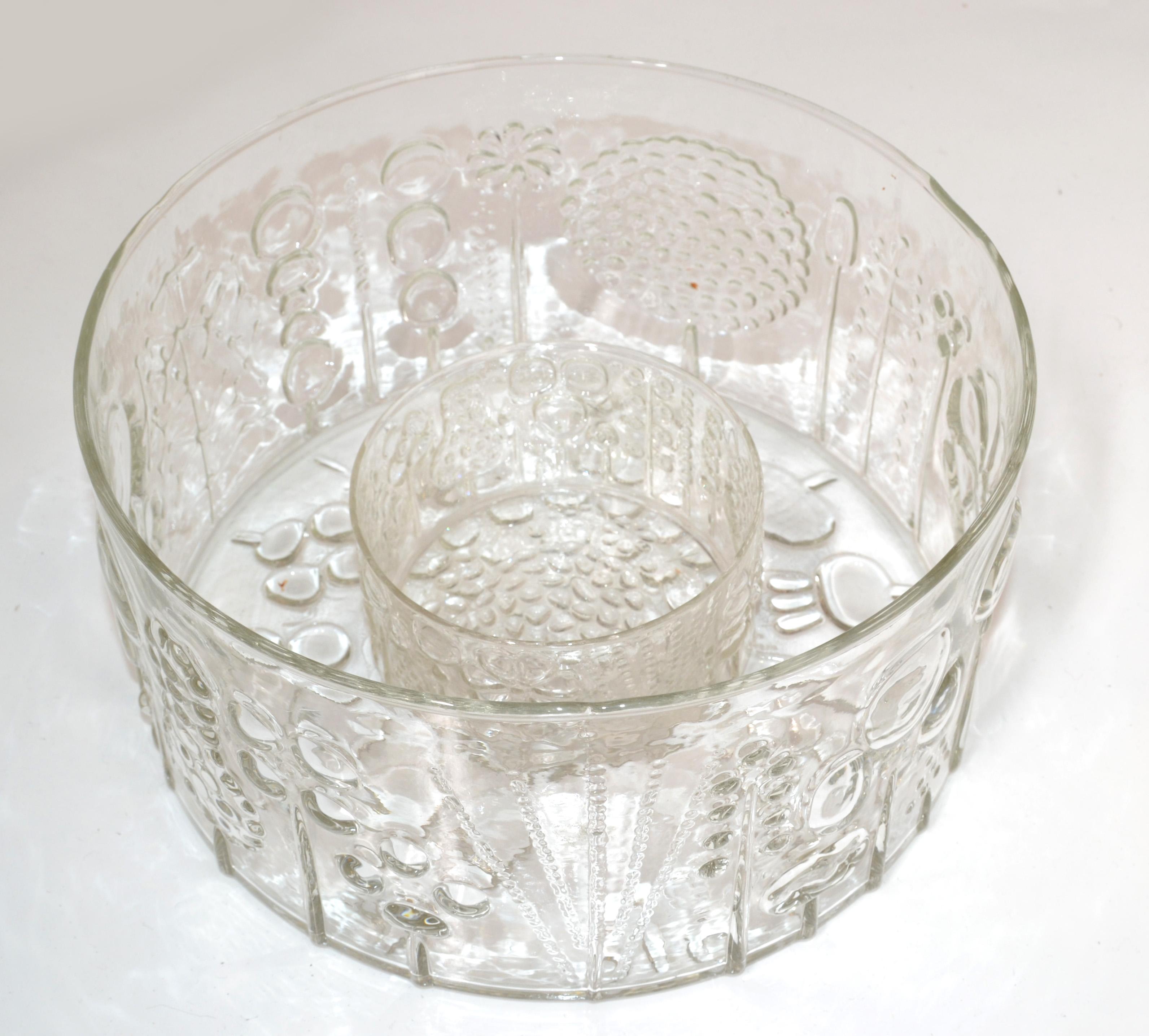 Iittala Scandinavian Modern set of 2 Flora glass bowl, salza serving bowls designed by Oiva Toikka and Nuutajärvi Notsjõ.
This is the larger Size of the serving bowl, and it comes with the small center bowl.
Smaller art glass bowl measures:
