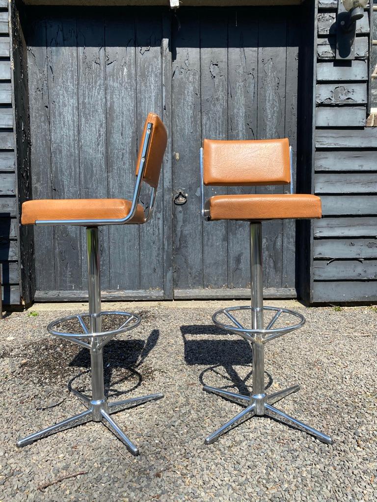 Very sturdy chroom and faux leather barstools. De barstools have brown faux leather (easy to clean) upholstery (if thats not to your liking, the seating and backrest are easy to reupholster. De base/frame is chromed metal and has a very comfortable