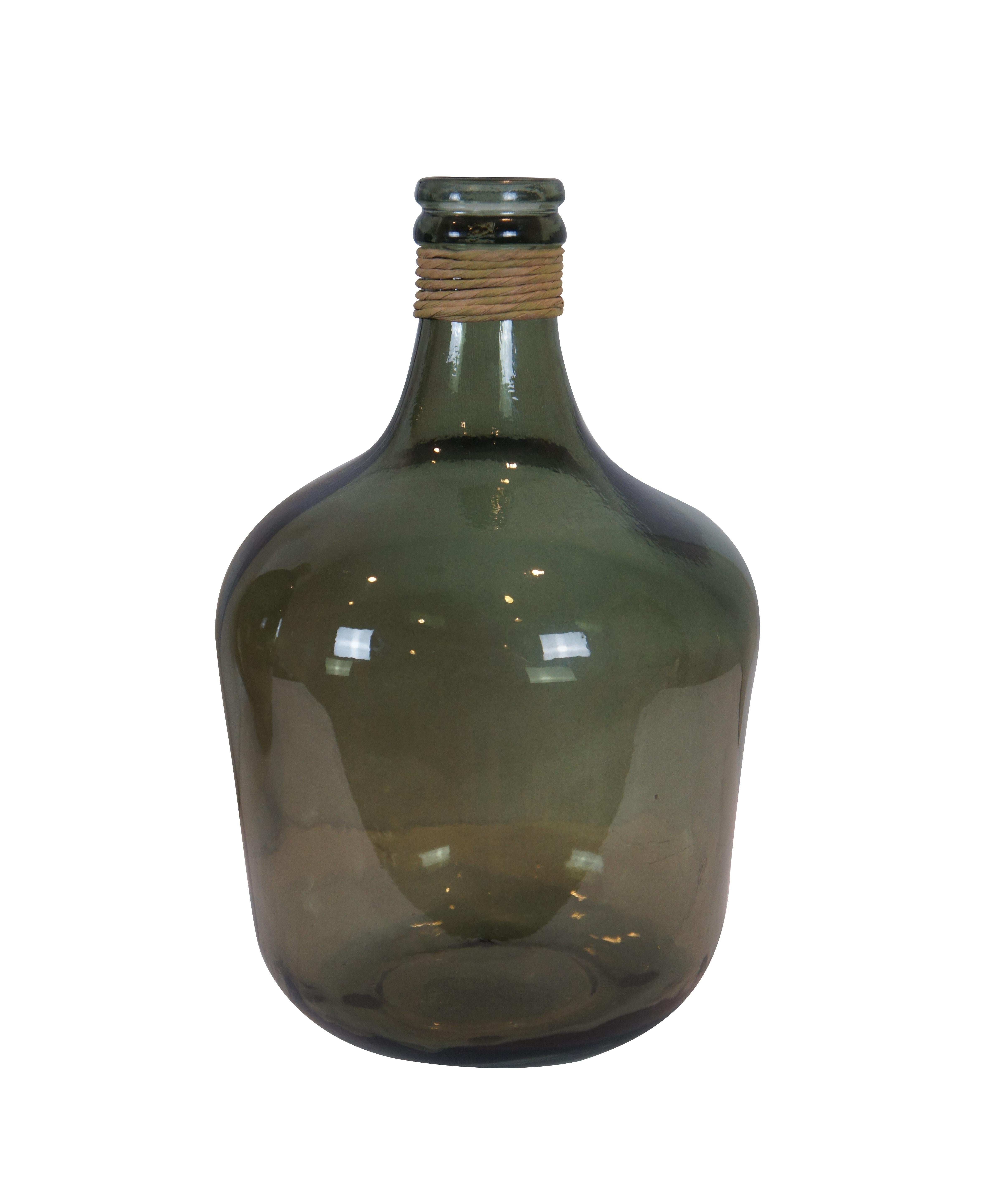 Rustique 2 vases de sol Demijohn en verre vert enveloppé Interlude Espagne 23 po. en vente