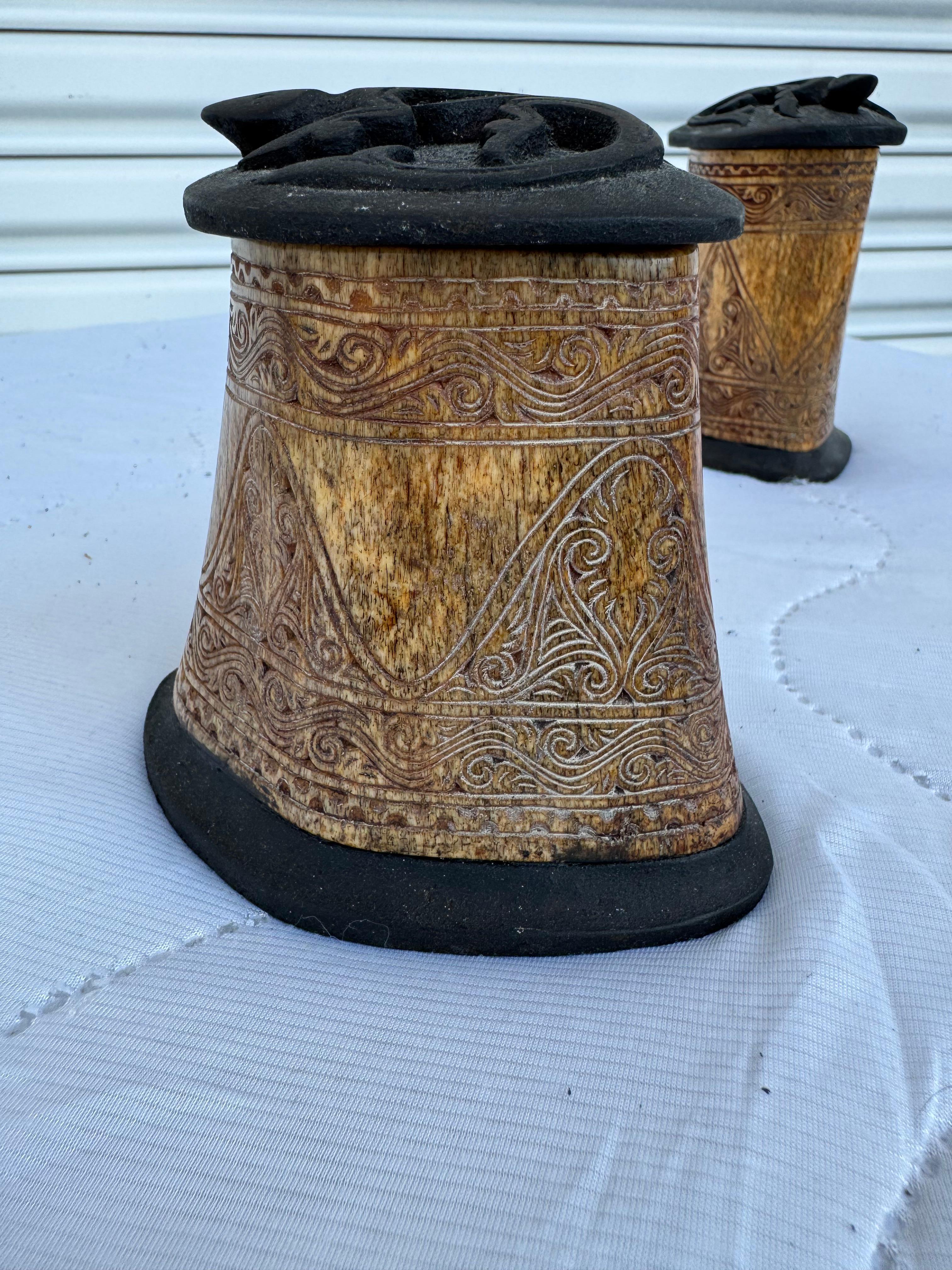 Boîtes en os sculptées avec couvercle - Lot de 2 - Boîtes de rangement décoratives artisanales antiques

Découvrez cet ensemble unique de 2 récipients en os sculptés avec couvercle, parfaits pour les collectionneurs ou les amateurs de décoration