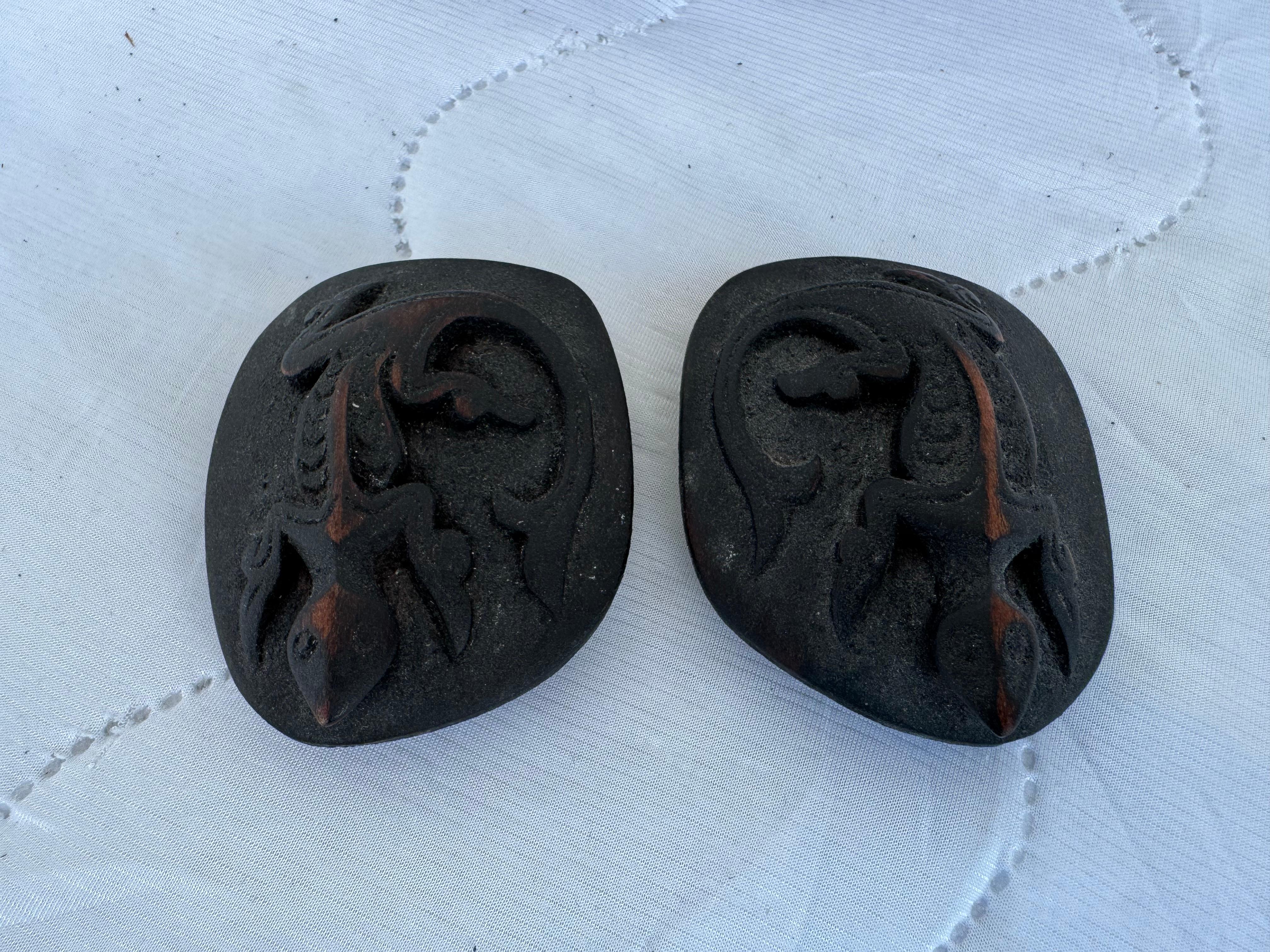 2 récipients en os sculpté avec couvercle Bon état - En vente à Pasadena, TX
