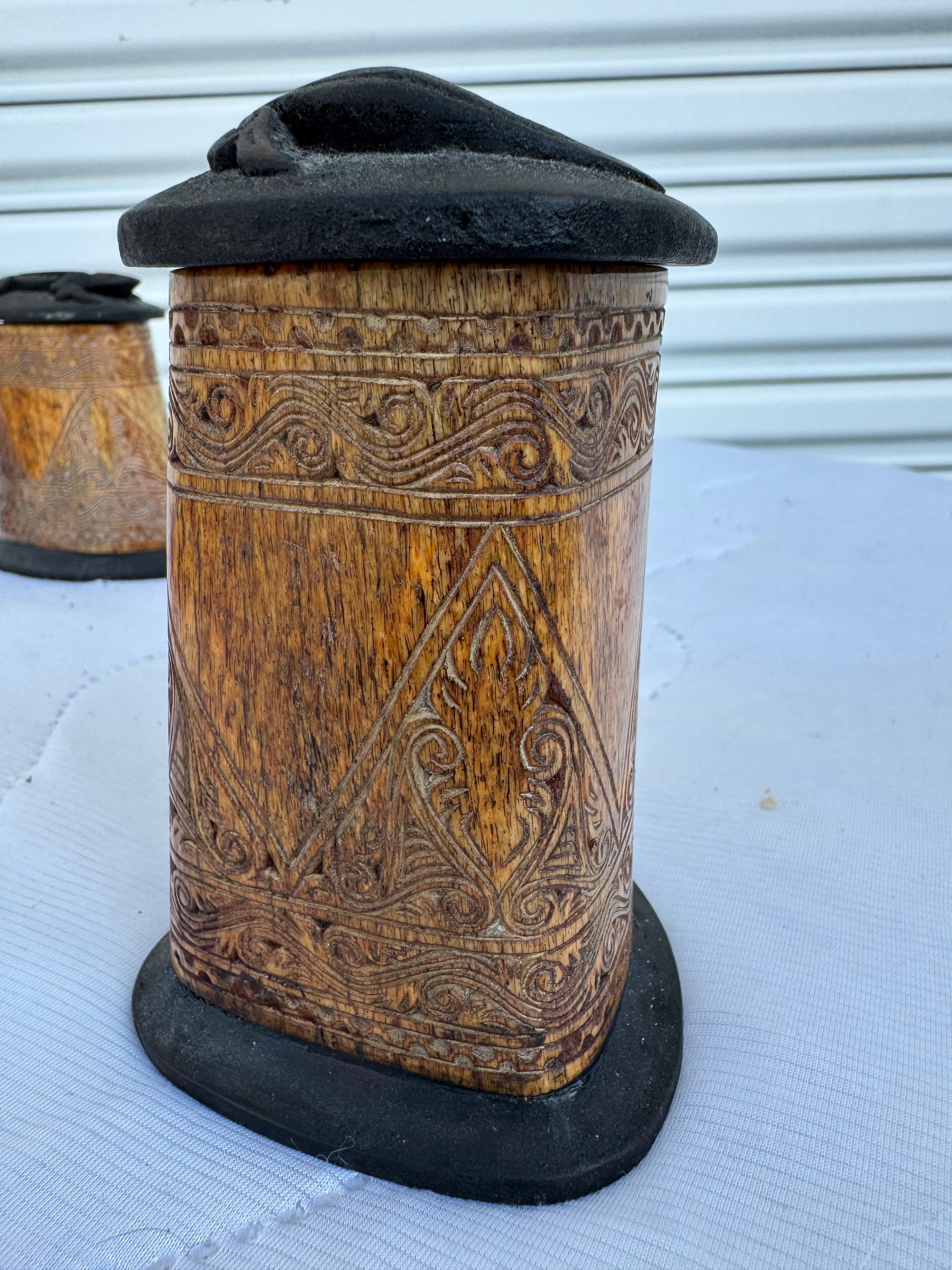 20ième siècle 2 récipients en os sculpté avec couvercle en vente
