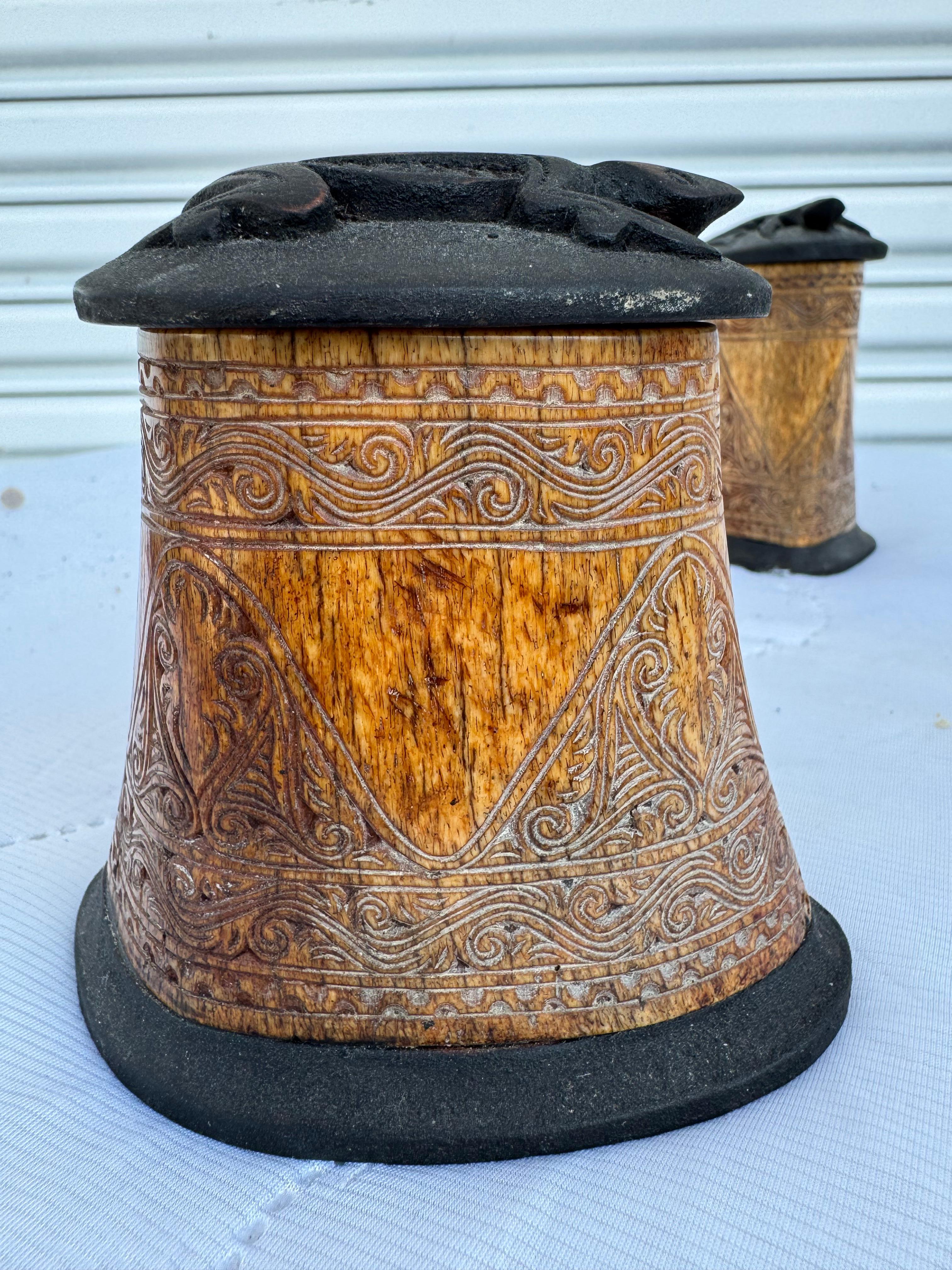 2 récipients en os sculpté avec couvercle en vente 1