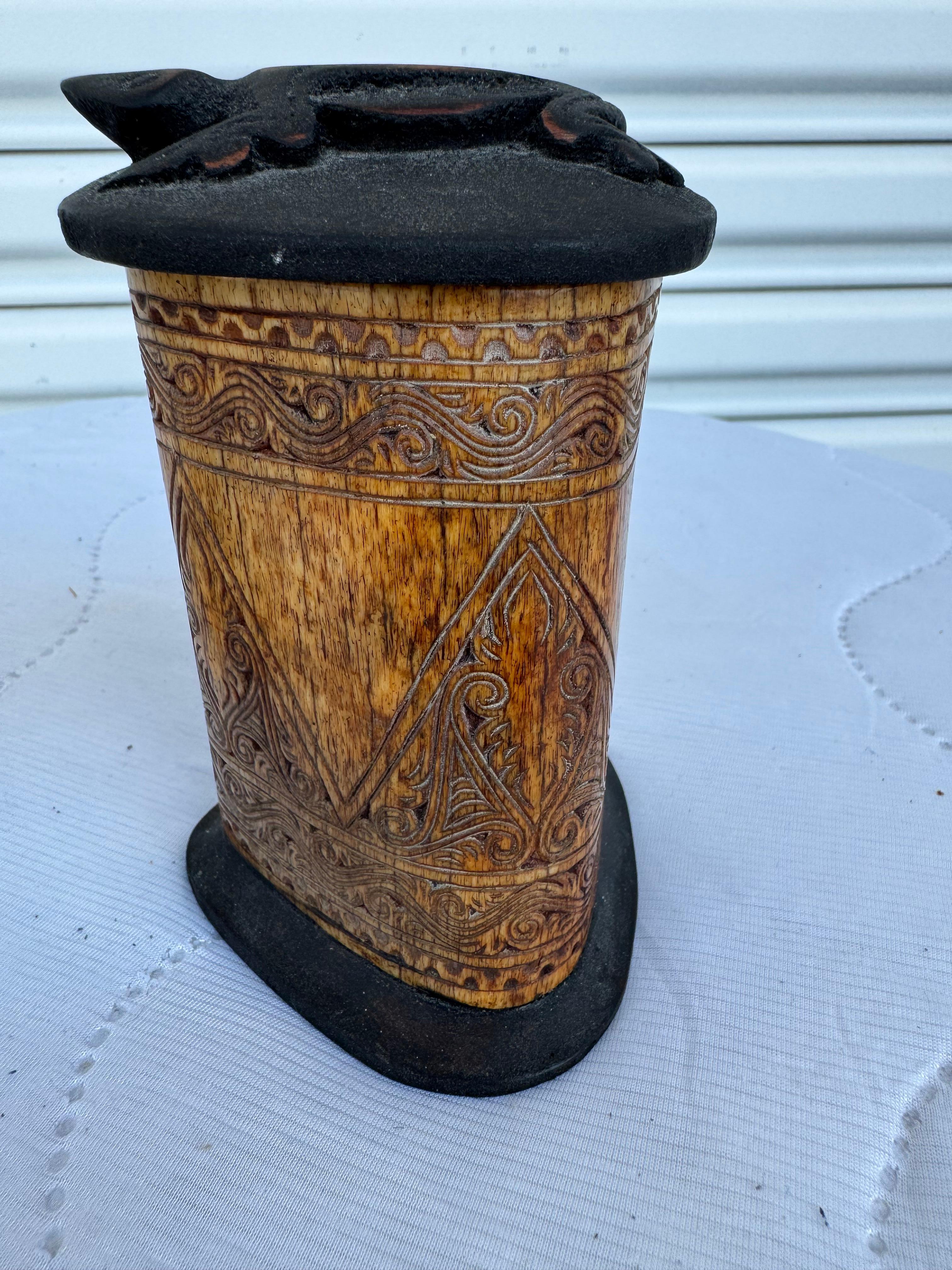 2 récipients en os sculpté avec couvercle en vente 2