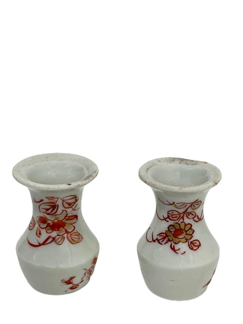 2 eisenrote und vergoldete chinesische Miniatur-Porzellanvasen, Kangxi
Kangxi (1662-1722)
Die Flaschen haben winzige Chips

Die Maße sind 4 cm hoch und 2,7 cm diagonal
Das Gewicht beträgt insgesamt 32 Gramm.