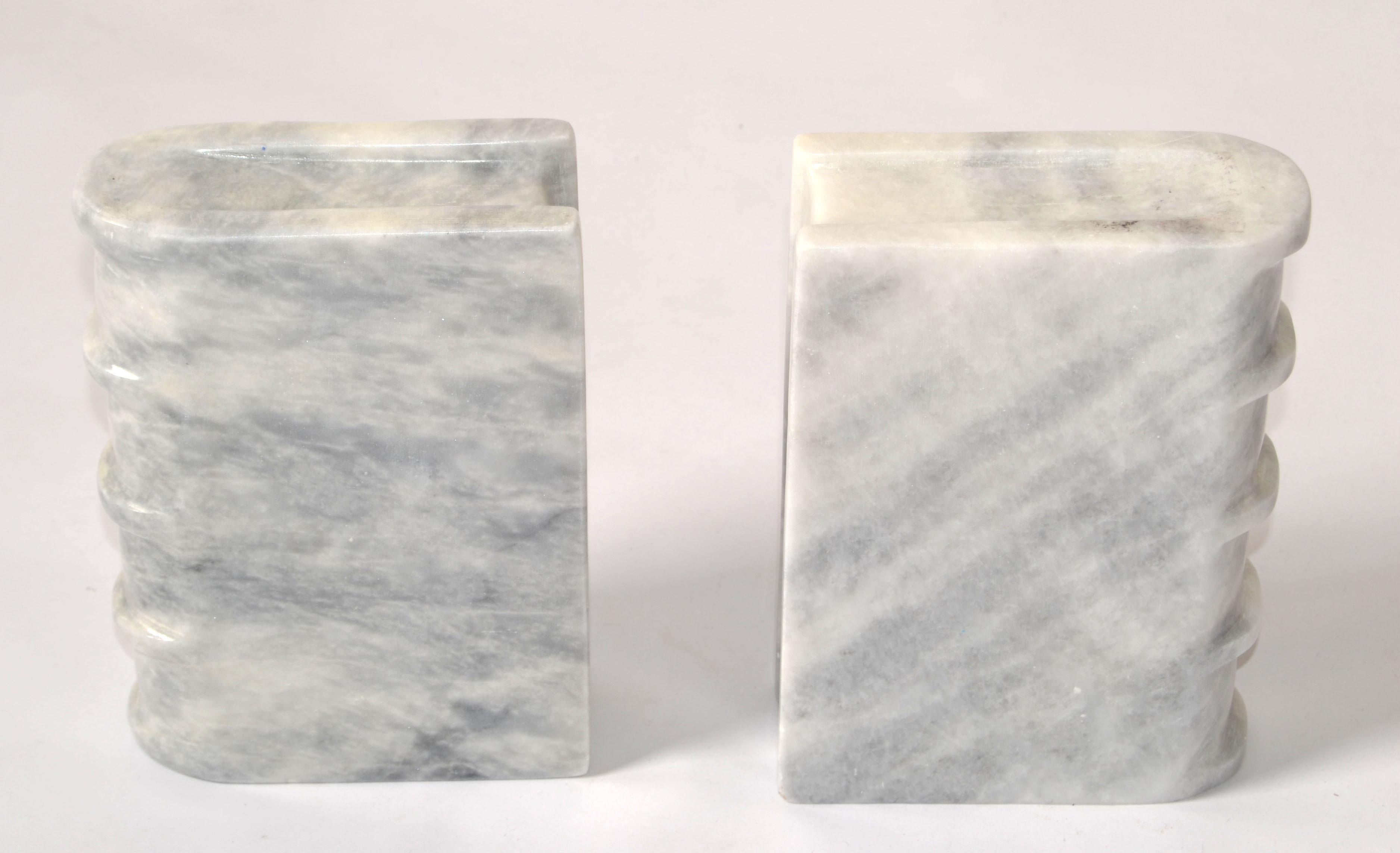 2 serre-livres italiens en forme de livre gris albâtre Objets d'art modernes du milieu du siècle dernier en vente 6