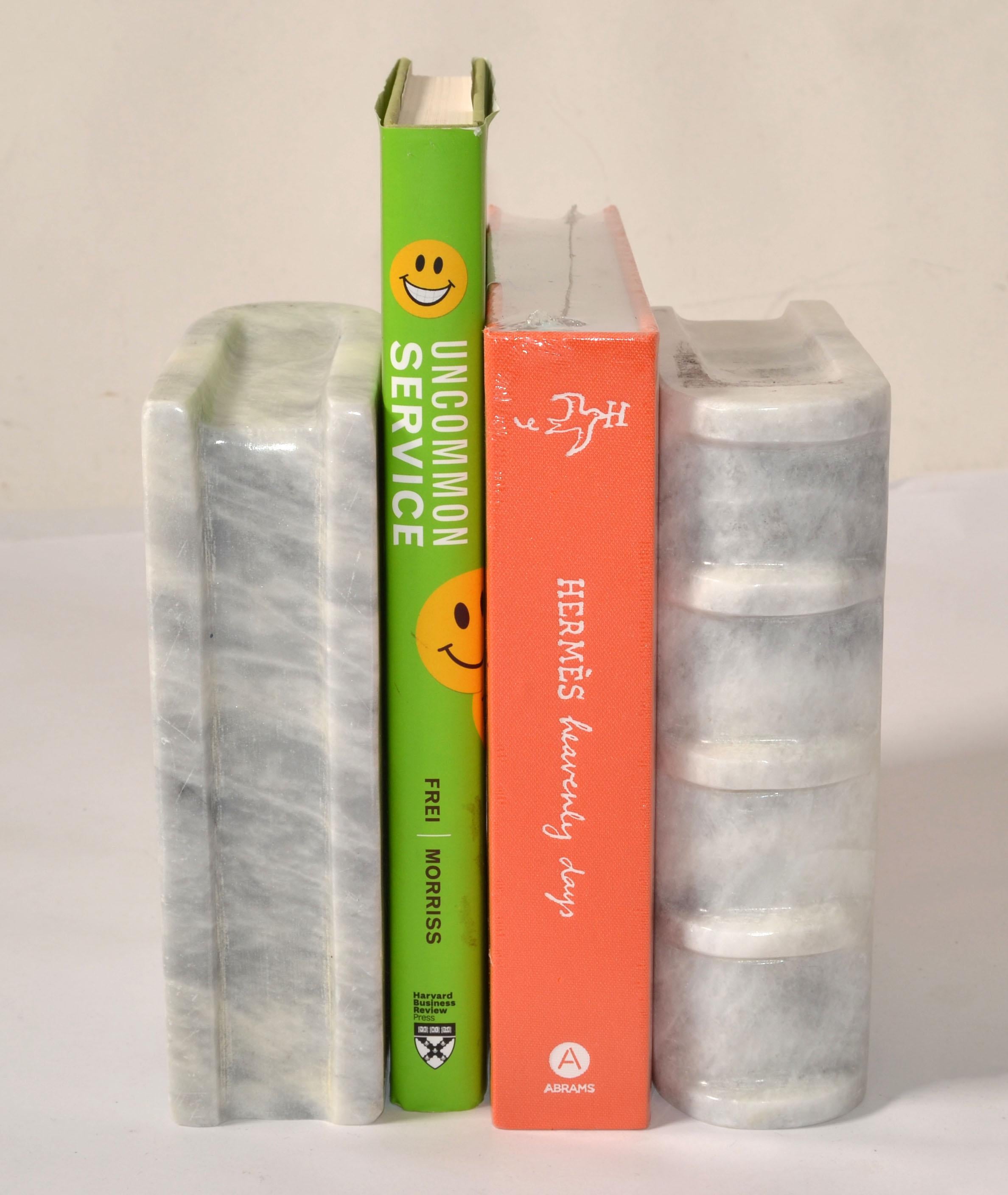 2 serre-livres italiens en forme de livre gris albâtre Objets d'art modernes du milieu du siècle dernier en vente 8