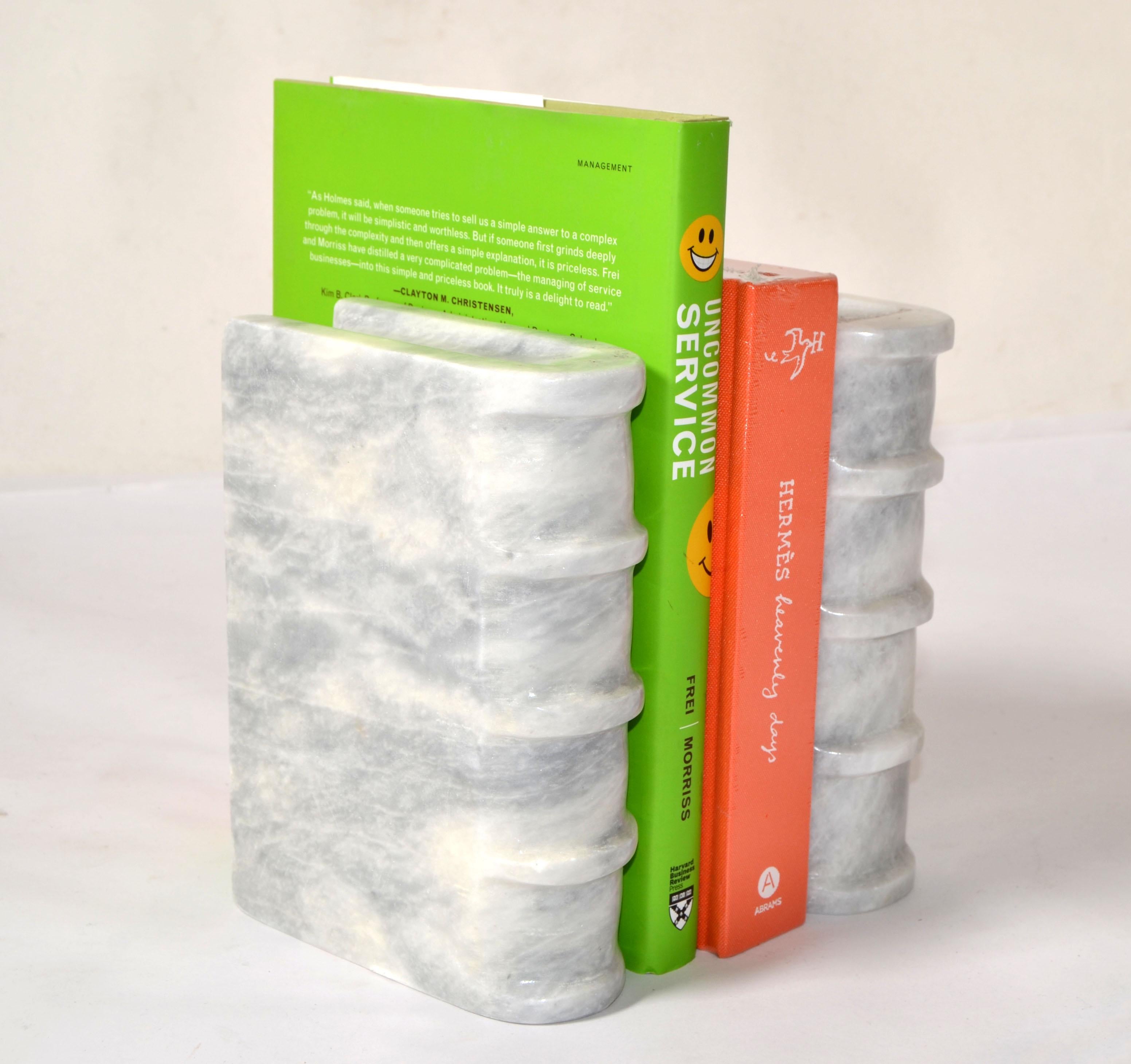 Paire de serre-livres en marbre italien d'albâtre sculptés à la main en forme de livre. Il s'agit de serre-livres très substantiels, lourds et bien faits à la main. Elles sont fabriquées à la main en blanc avec la couleur naturelle grise du marbre