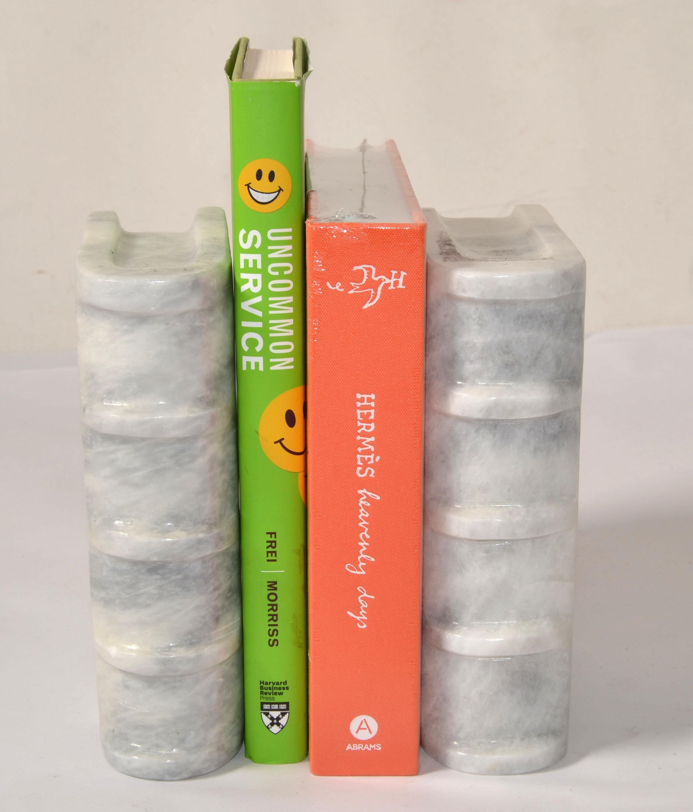 Mid-Century Modern 2 serre-livres italiens en forme de livre gris albâtre Objets d'art modernes du milieu du siècle dernier en vente