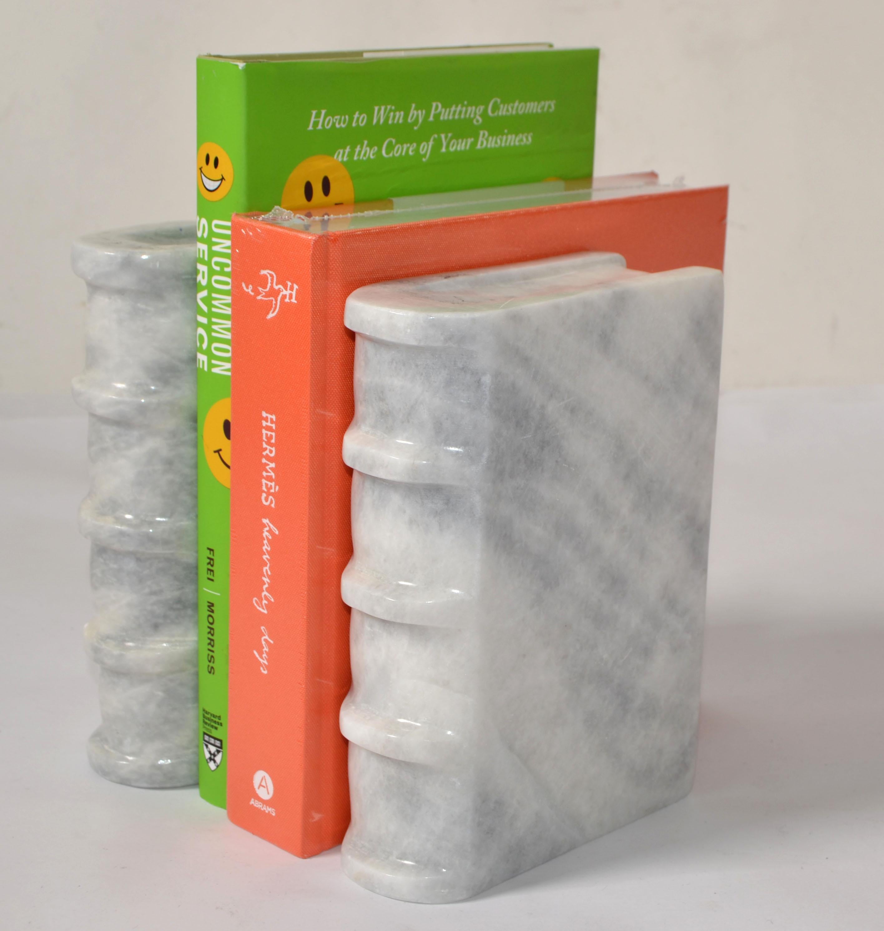 Fait main 2 serre-livres italiens en forme de livre gris albâtre Objets d'art modernes du milieu du siècle dernier en vente