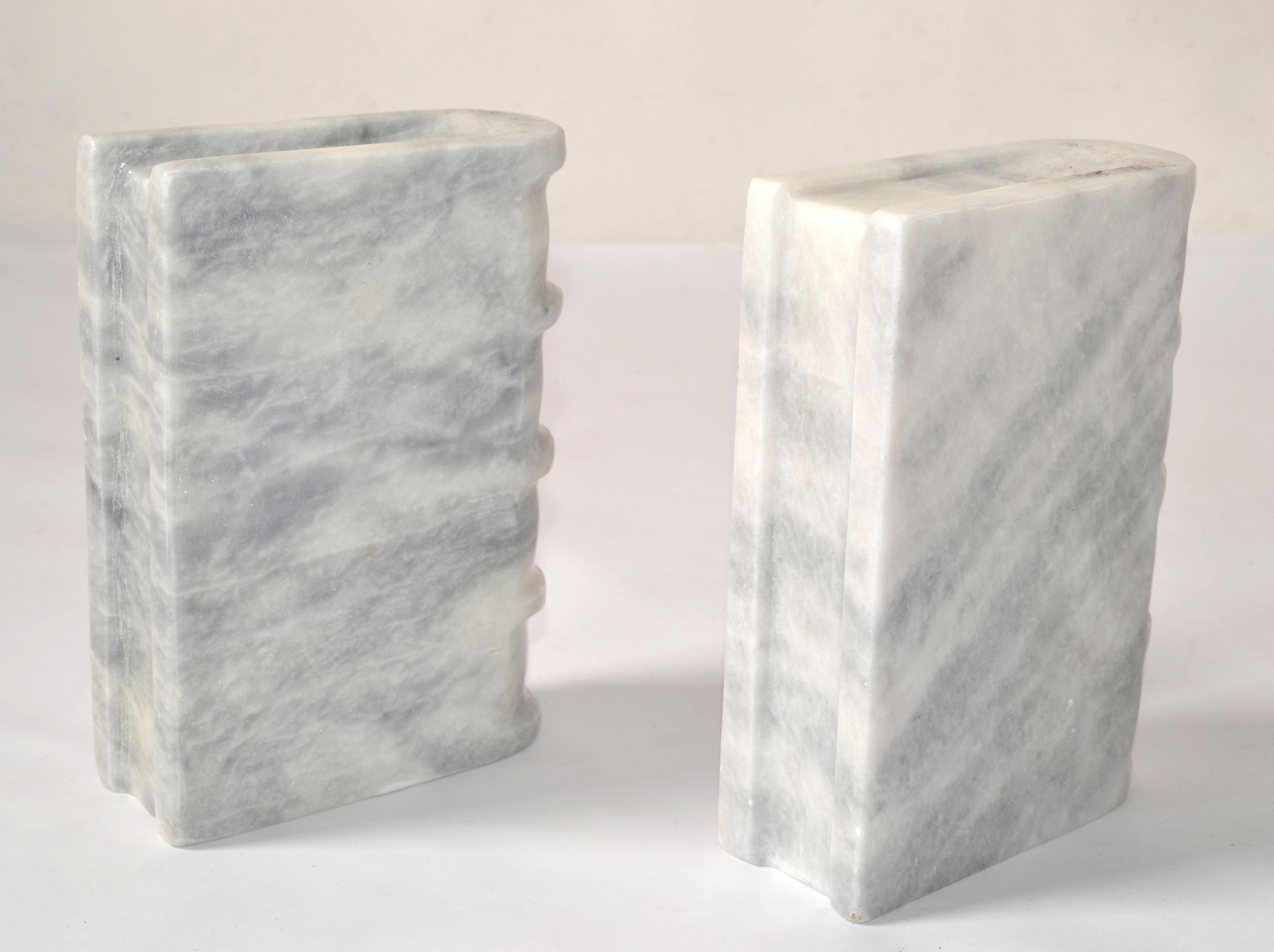 2 serre-livres italiens en forme de livre gris albâtre Objets d'art modernes du milieu du siècle dernier en vente 1