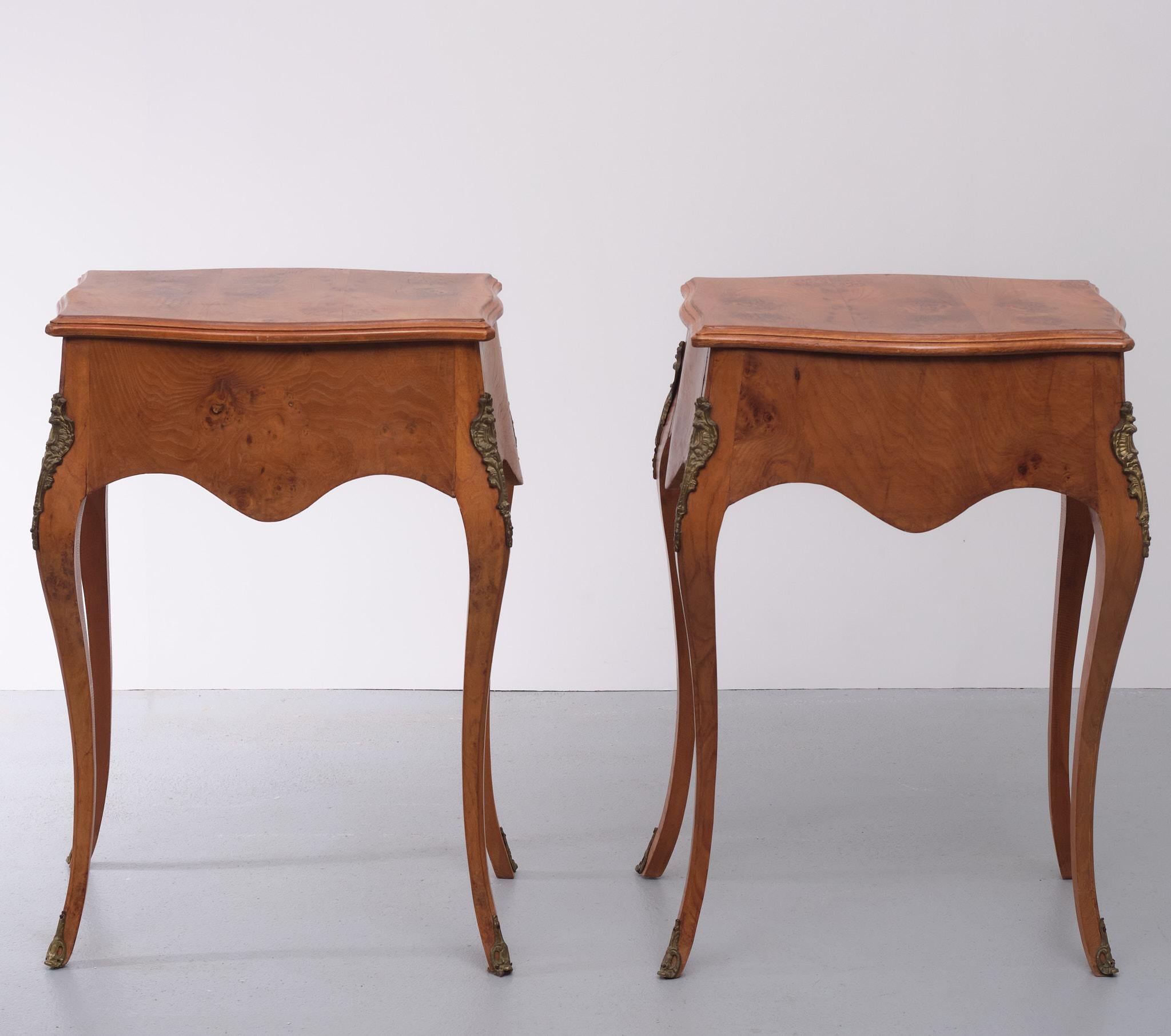 2 Italian Burl Side Tables Louis XV Style In Good Condition For Sale In Den Haag, NL