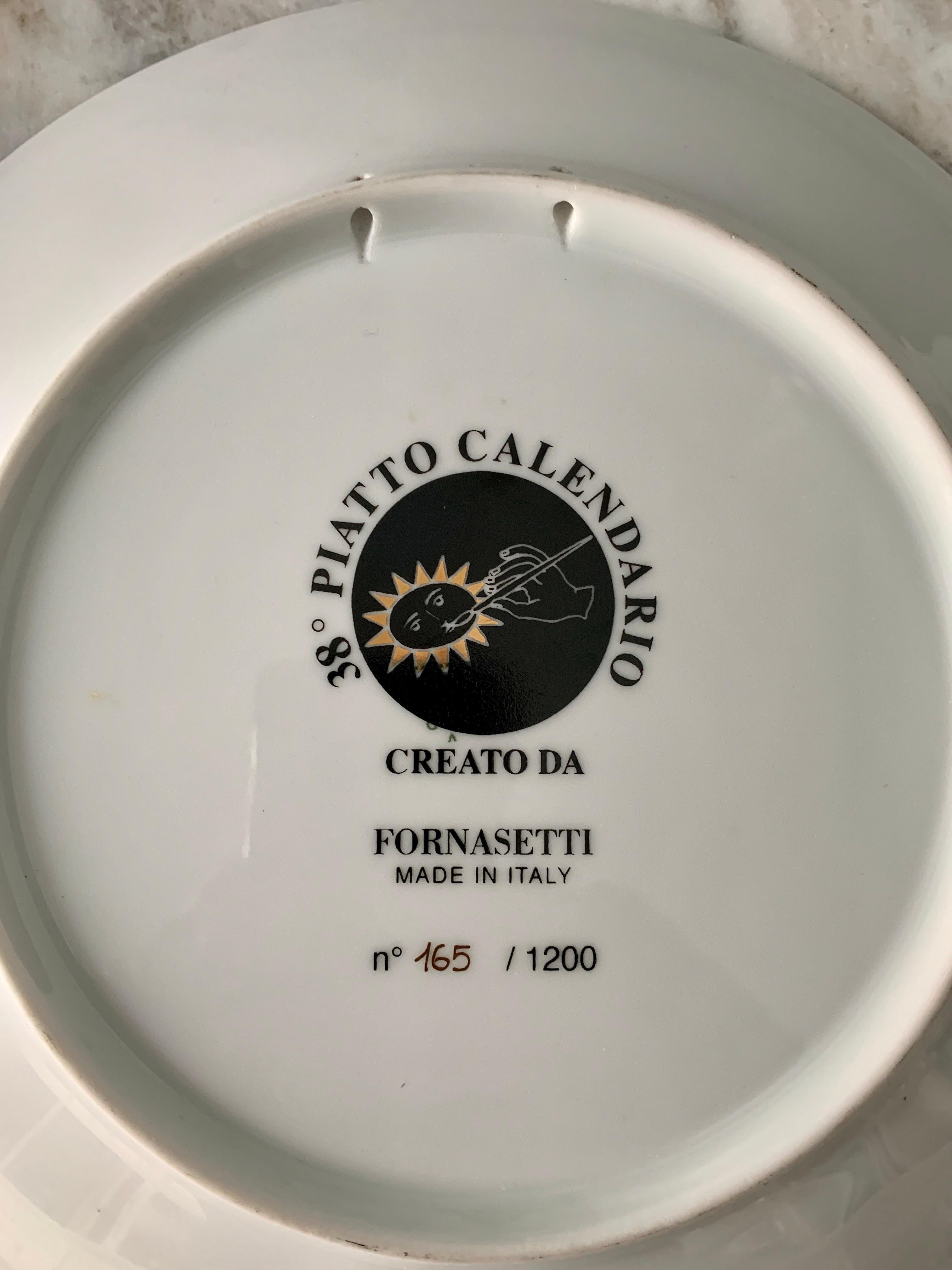 XXIe siècle et contemporain 2 assiettes en porcelaine Plato Calendario signées et numérotées par Fornasetti en Italie en vente