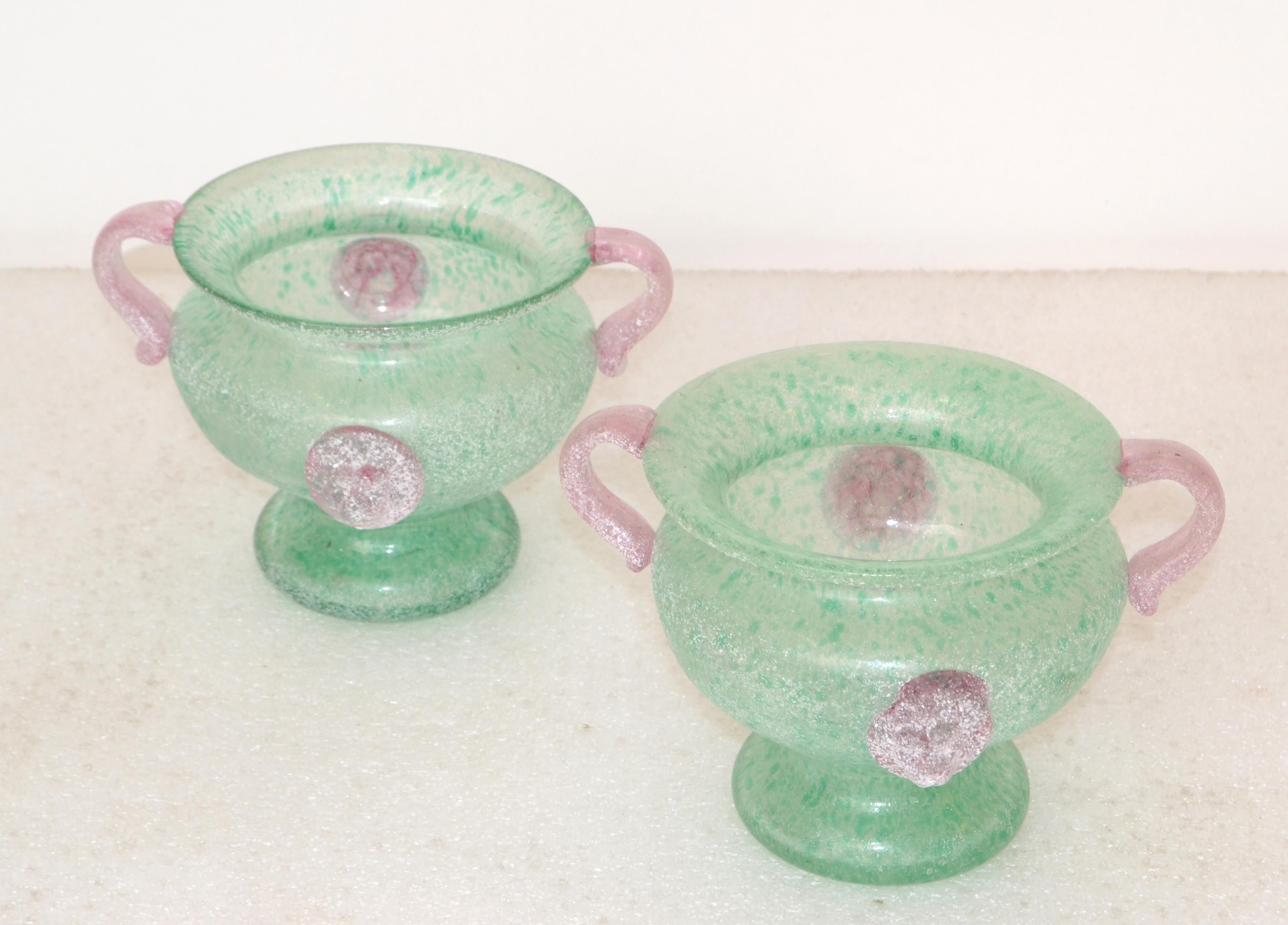 Set of 2 hand-crafted mint green and frosted pink Scavo glass Murano Art glass bowls with handles, vessel Mid-Century Modern made in Italy in 1980.
Diameter: 5.75 inches.