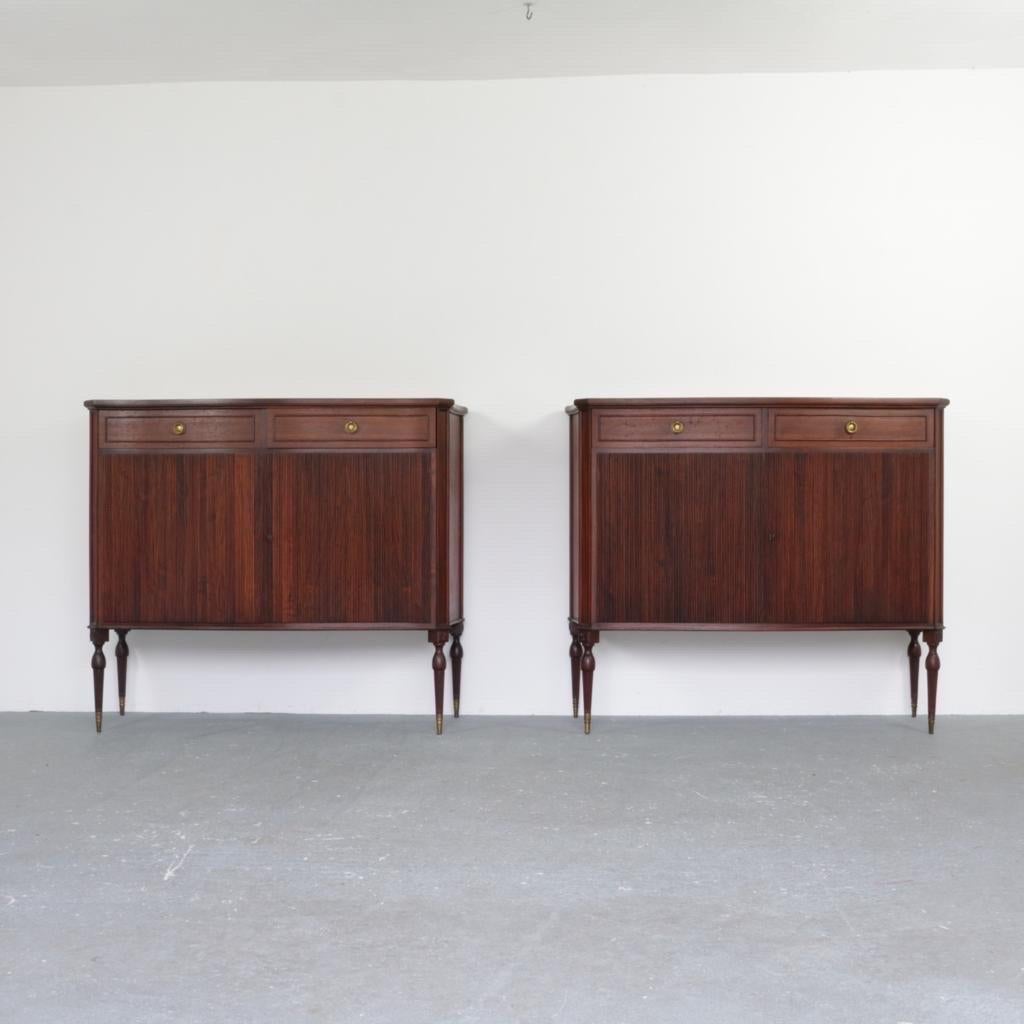 2 rares buffets modernes italiens néoclassiques en noyer avec détails en laiton par Paolo Buffa circa 1946 - 1955. Ces élégantes armoires du milieu du siècle présentent un profil exceptionnel puisqu'elles reposent sur de hauts pieds cannelés et