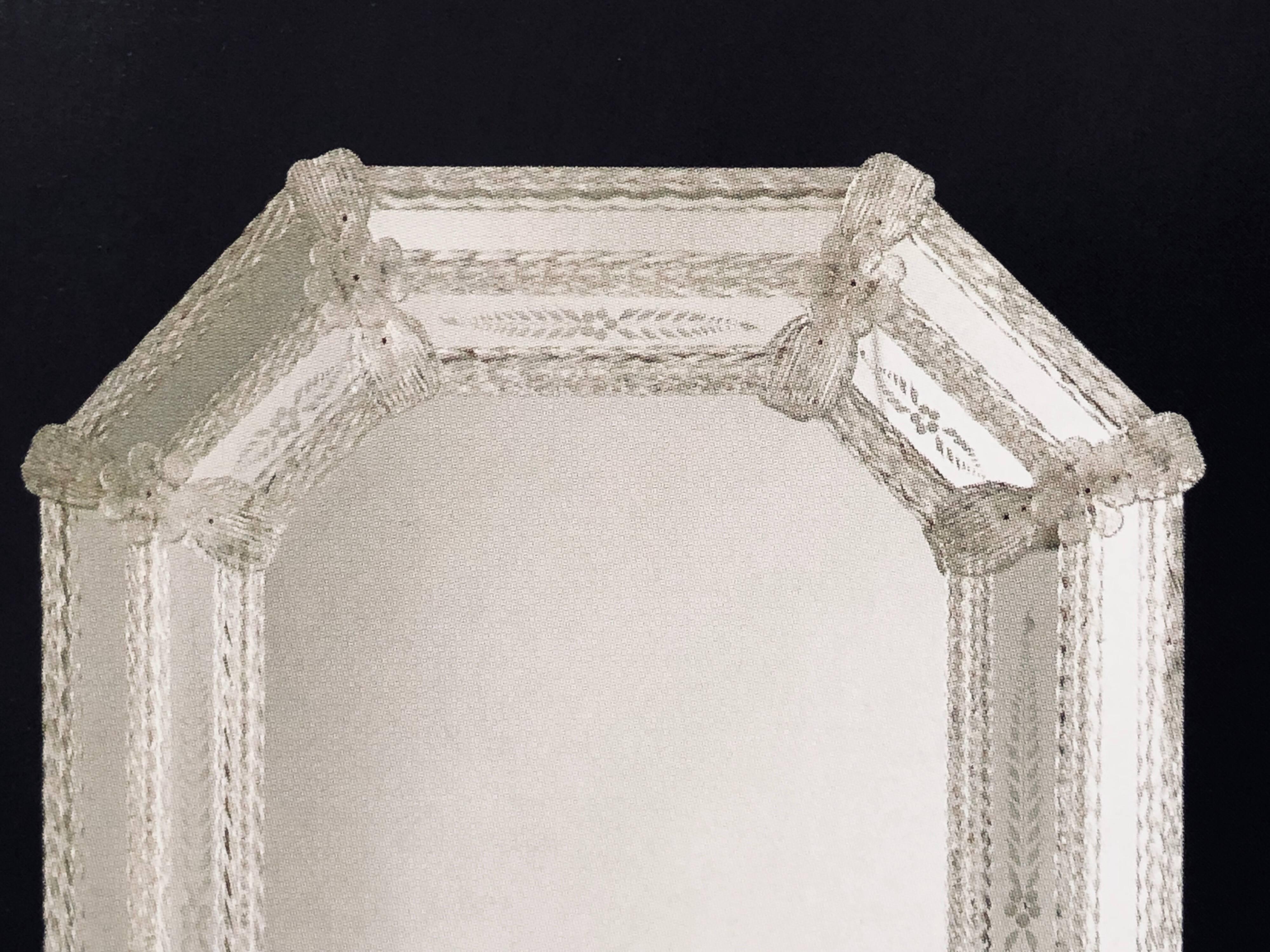 Zwei italienische achteckige Spiegel aus geätztem venezianischem / Murano-Glas im modernen neoklassischen Stil. Die Spiegel bestehen aus handgeätztem Glas und sind mit Bändern und Rosetten aus Klarglas verziert. Kundenspezifische Spiegel sind