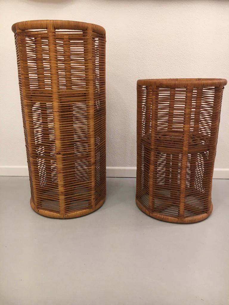 2 rattan Italian planters dated 1975 underneath
Good vintage condition
- Measures: Big one H 93 D 44 cm
- Small one H 70 D 44 cm.

  