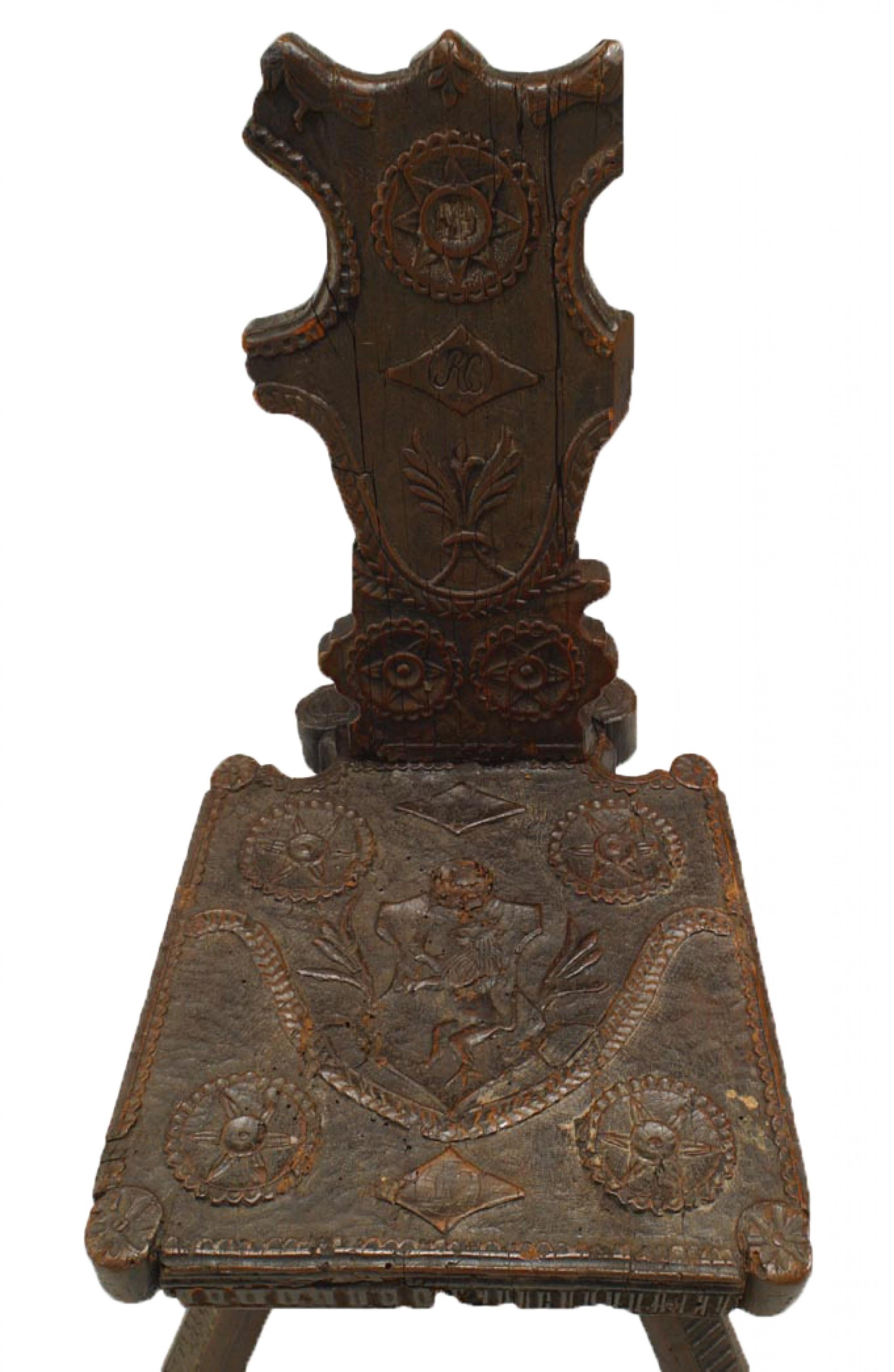 2 Sgabelli similaires de style Renaissance italienne (17ème siècle) en noyer à 3 pieds courbés avec dossier et assise sculptés (PRIX INDIVIDUEL)