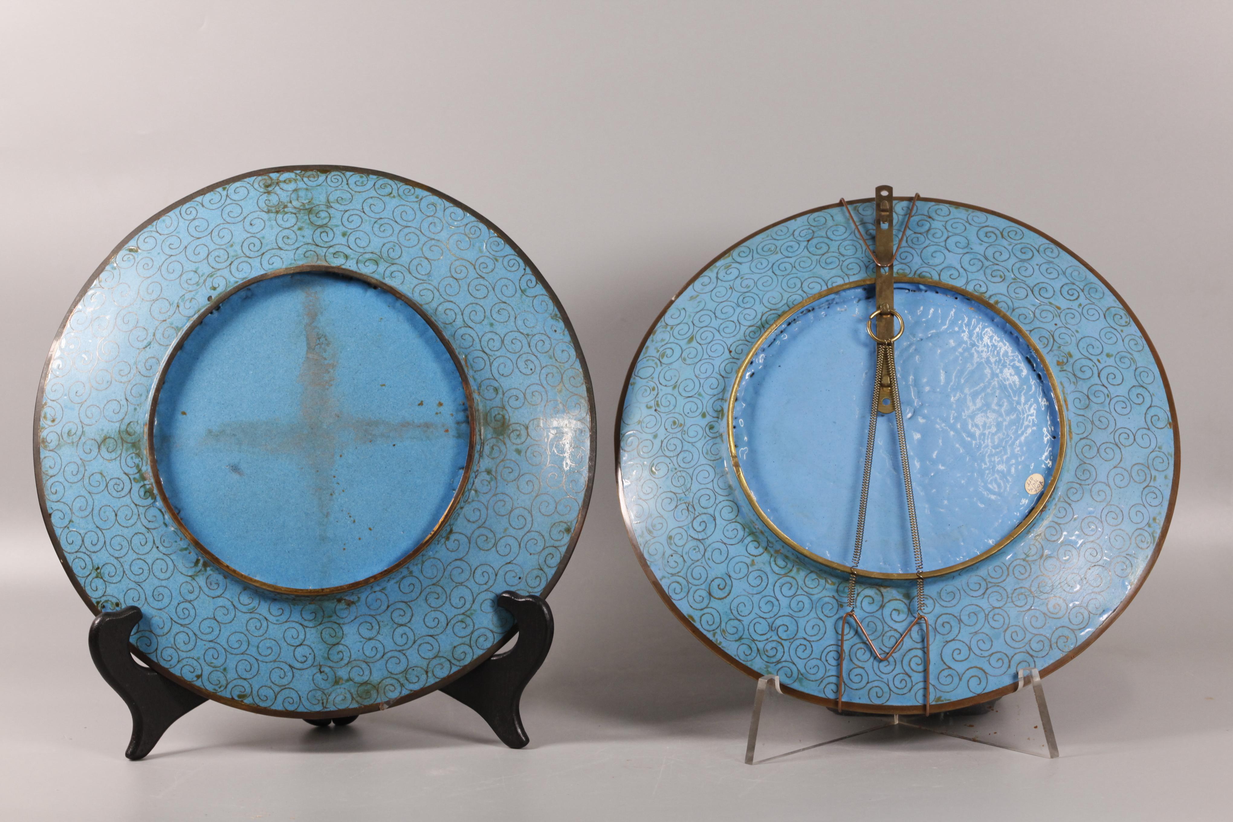 motifs d'oiseaux et de fleurs sur fond turquoise ; les supports montrés sur les photos ne sont pas inclus avec ces assiettes  