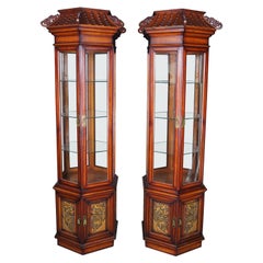 2 vitrines de vitrine hexagonales en chêne rouge sculptées représentant des dragons et des pagodes, de style japonais