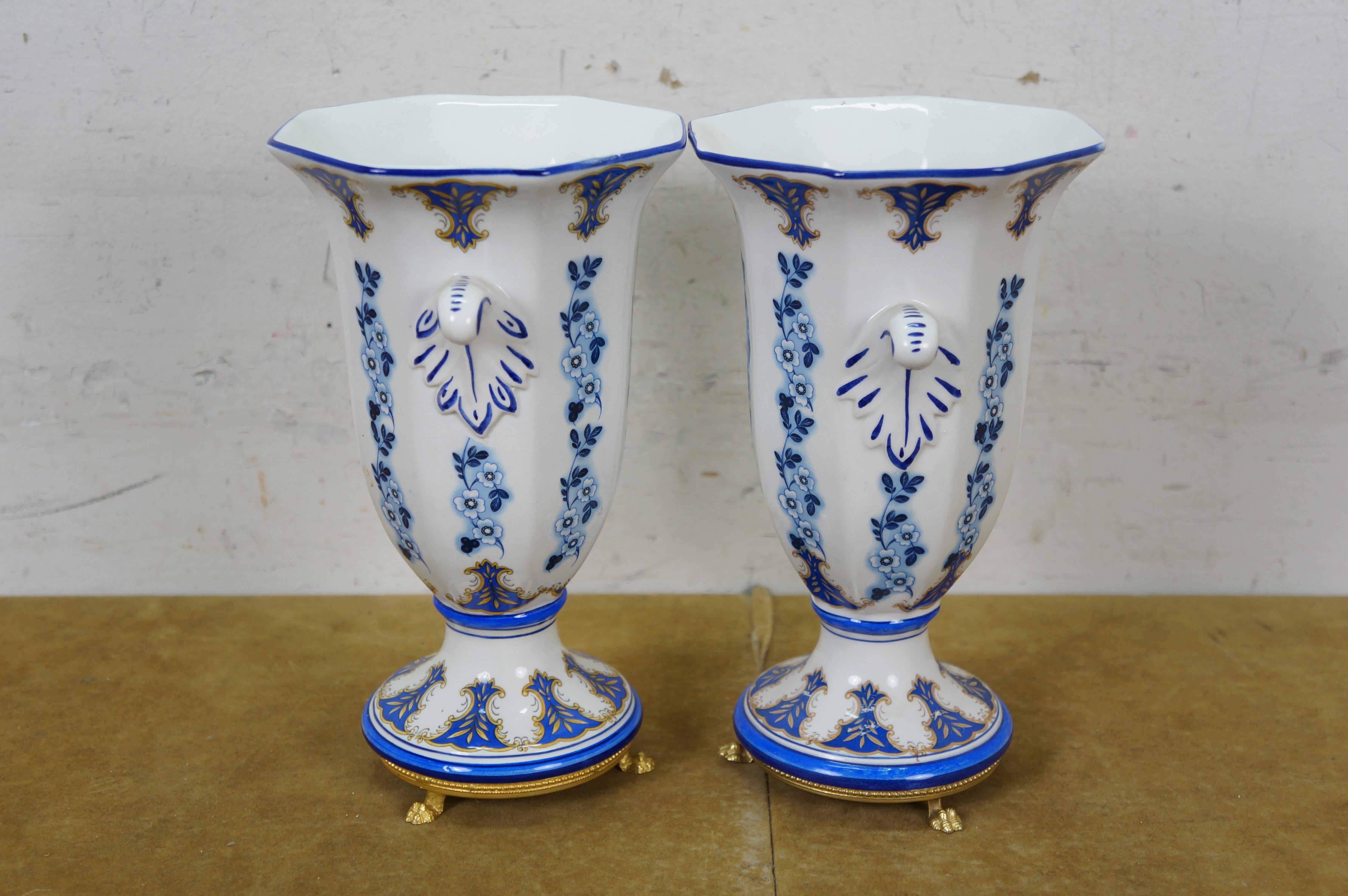 20ième siècle 2 JB Corsi Vases de cheminée en porcelaine italienne bleue et blanche avec fleurs Urnes 9