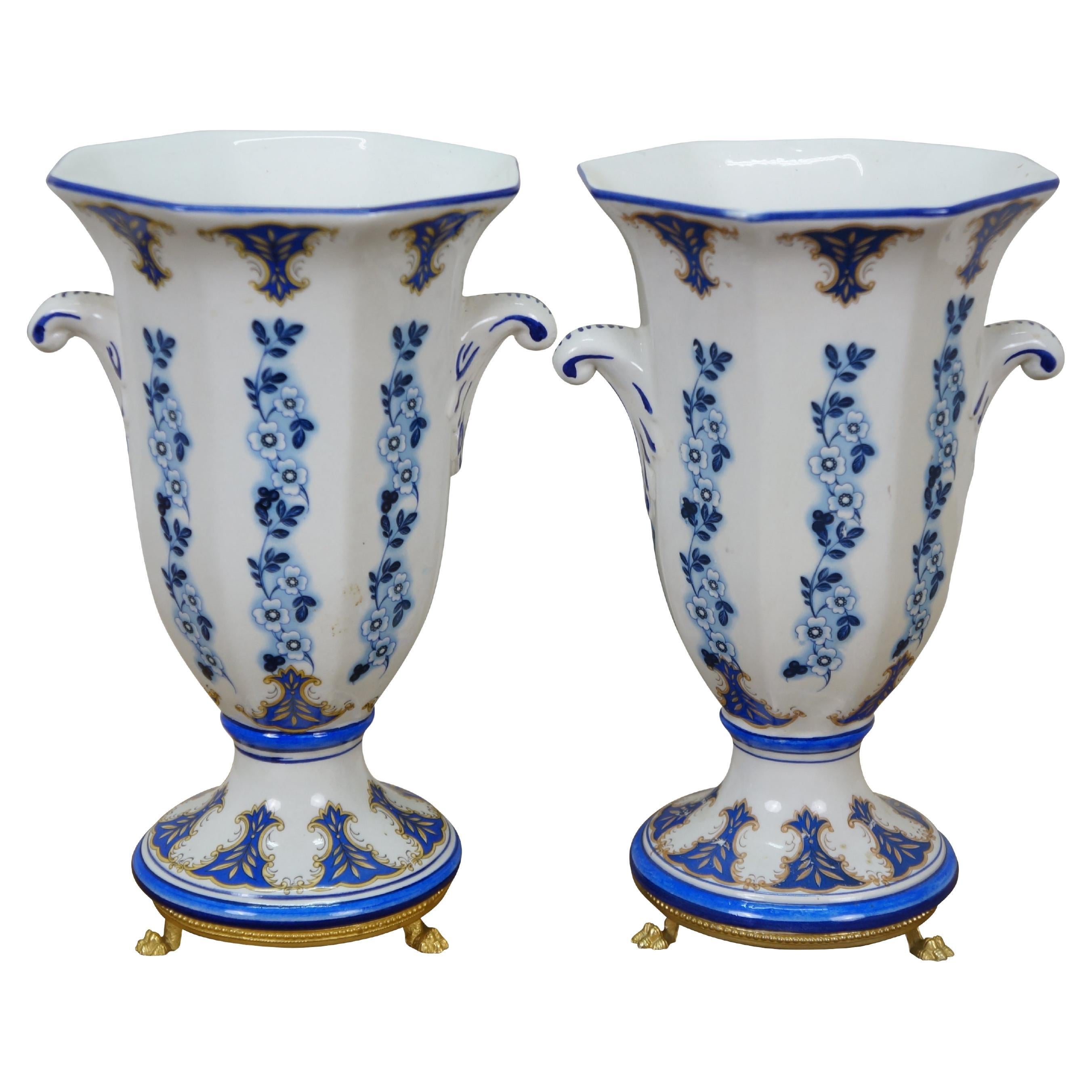 2 JB Corsi Vases de cheminée en porcelaine italienne bleue et blanche avec fleurs Urnes 9" en vente