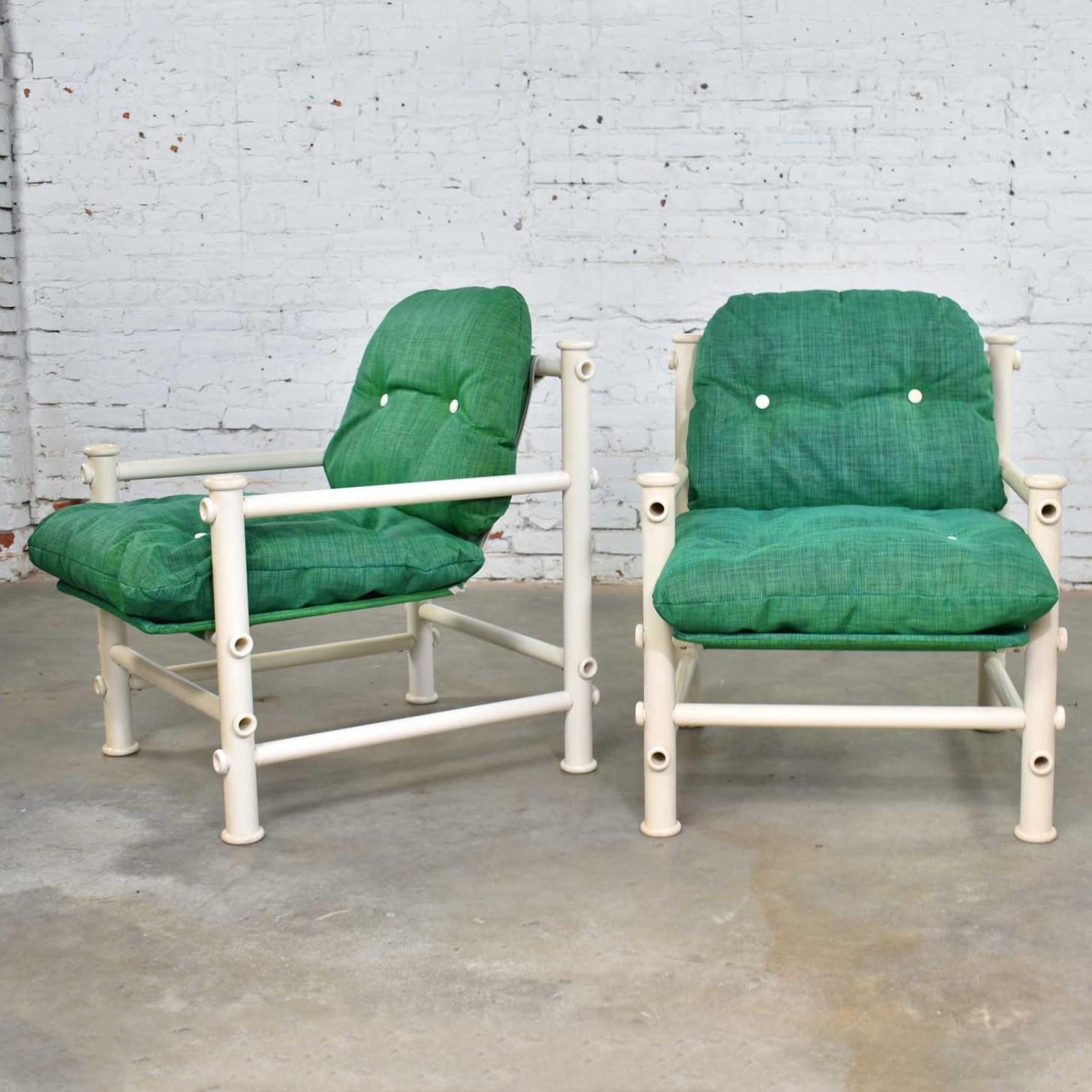 Mid-Century Modern 2 fauteuils d'extérieur en PVC Idyllwild rembourrés en maille verte Jerry Johnson Landes en vente
