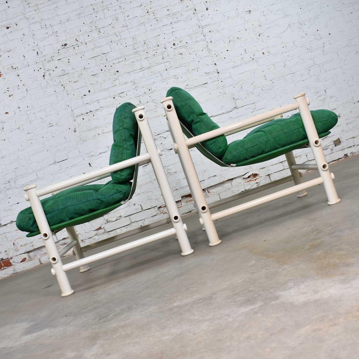 Américain 2 fauteuils d'extérieur en PVC Idyllwild rembourrés en maille verte Jerry Johnson Landes en vente
