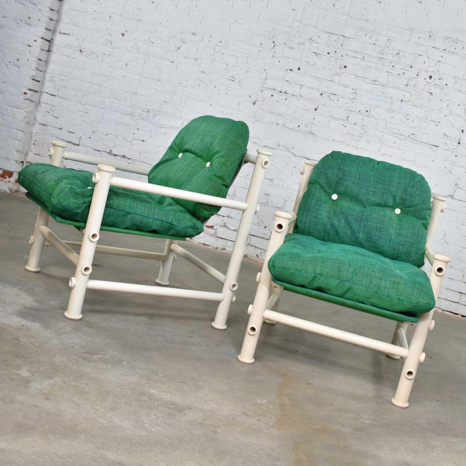 2 fauteuils d'extérieur en PVC Idyllwild rembourrés en maille verte Jerry Johnson Landes Bon état - En vente à Topeka, KS