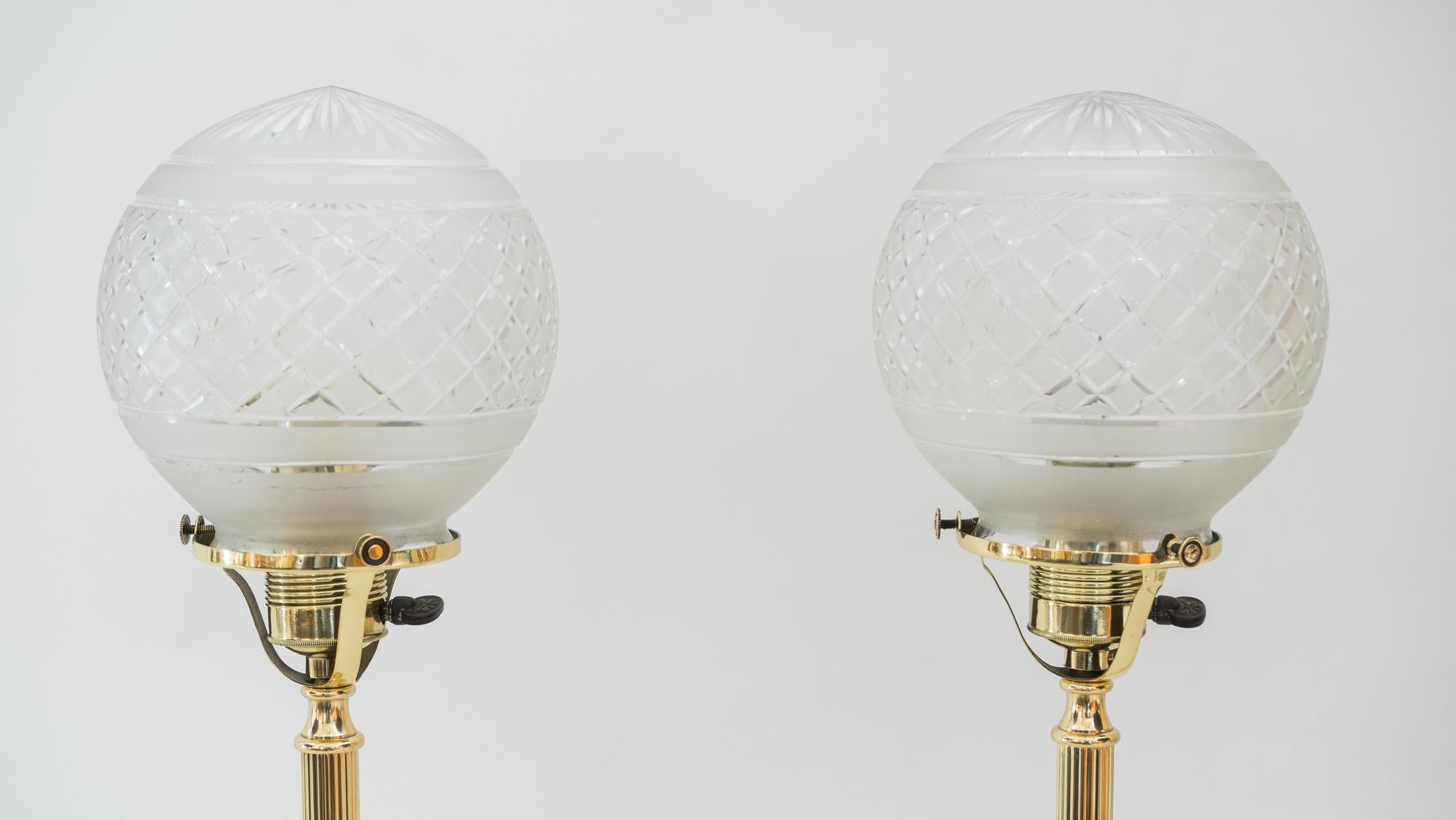 2 Jugendstil-Tischlampen, Wien, um 1908
Poliert und emailliert
Original geschliffene Glasschirme.