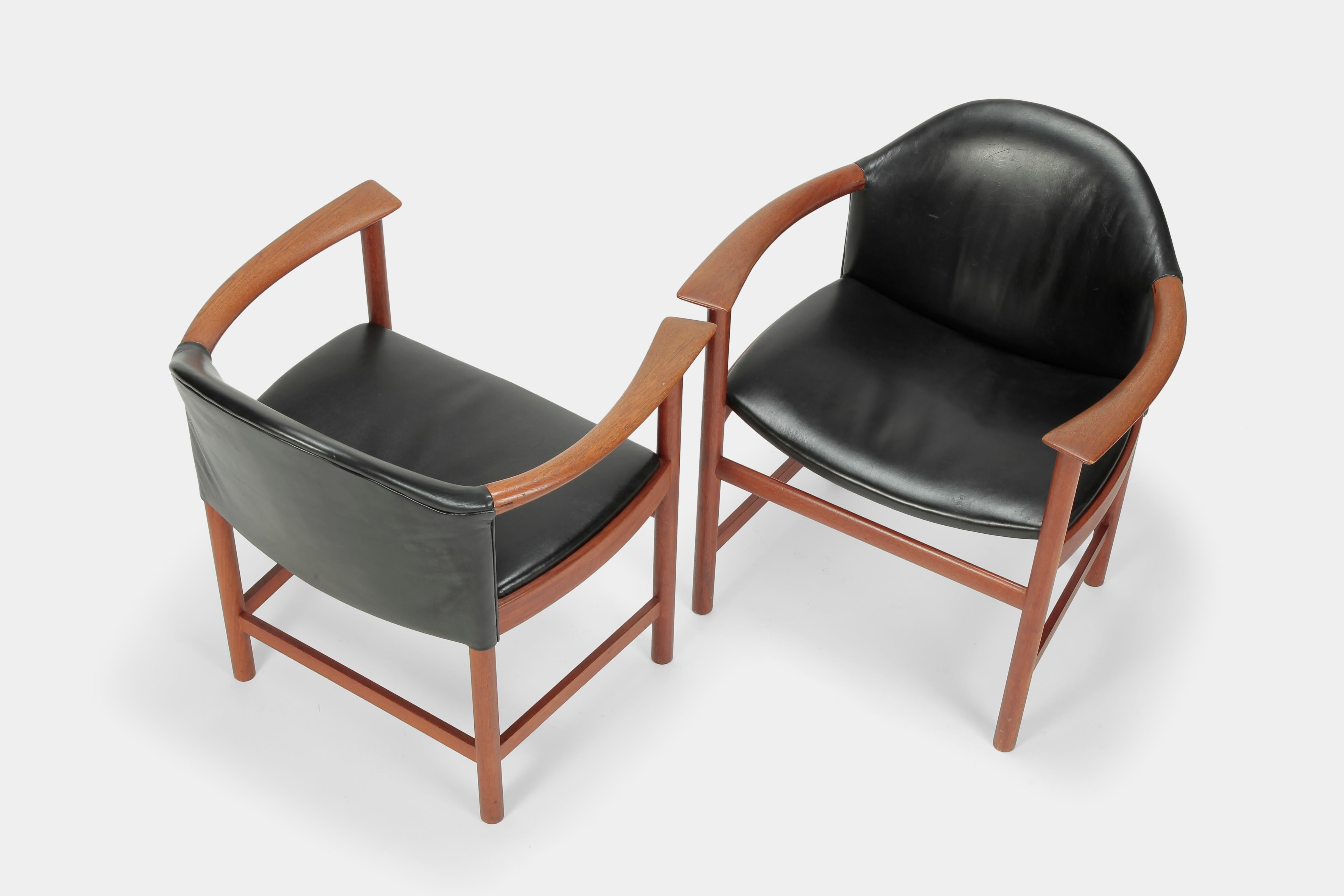 A beautiful pair of Kai Lyngfeldt Larsen armchairs made of solid teakwood frame and black leather by the company Soborg Moebler in the 1960s; model no: 508. In very nice vintage condition.