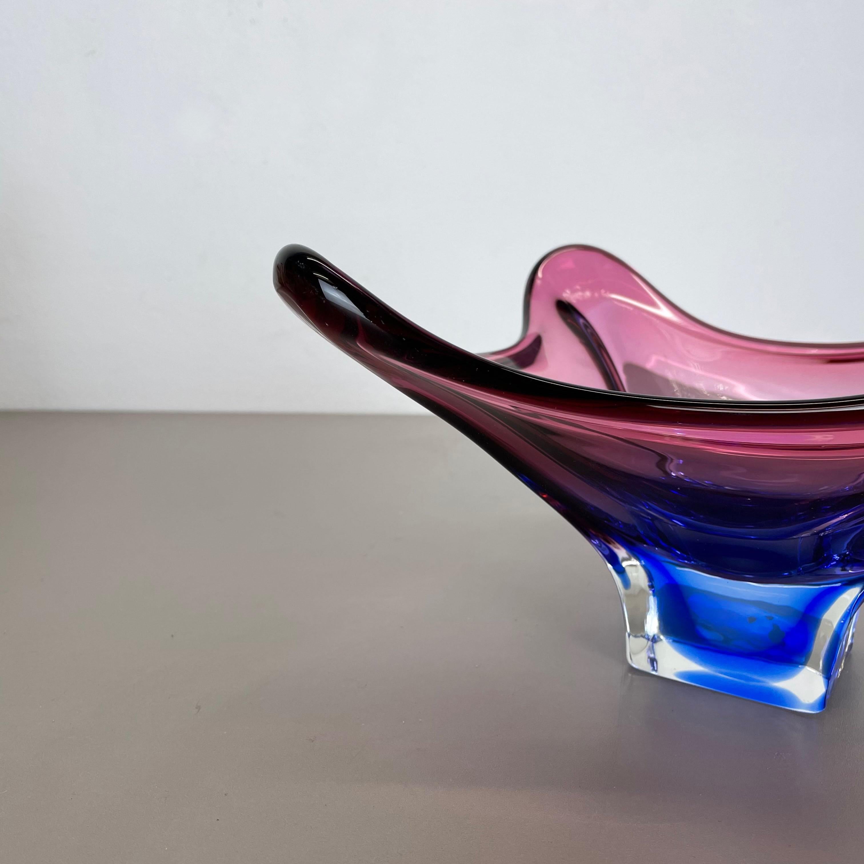 2 Kg Floral Glass Bowl Shell Centerpiece by Fratelli Toso Murano, Italy, 1970s In Good Condition For Sale In Kirchlengern, DE