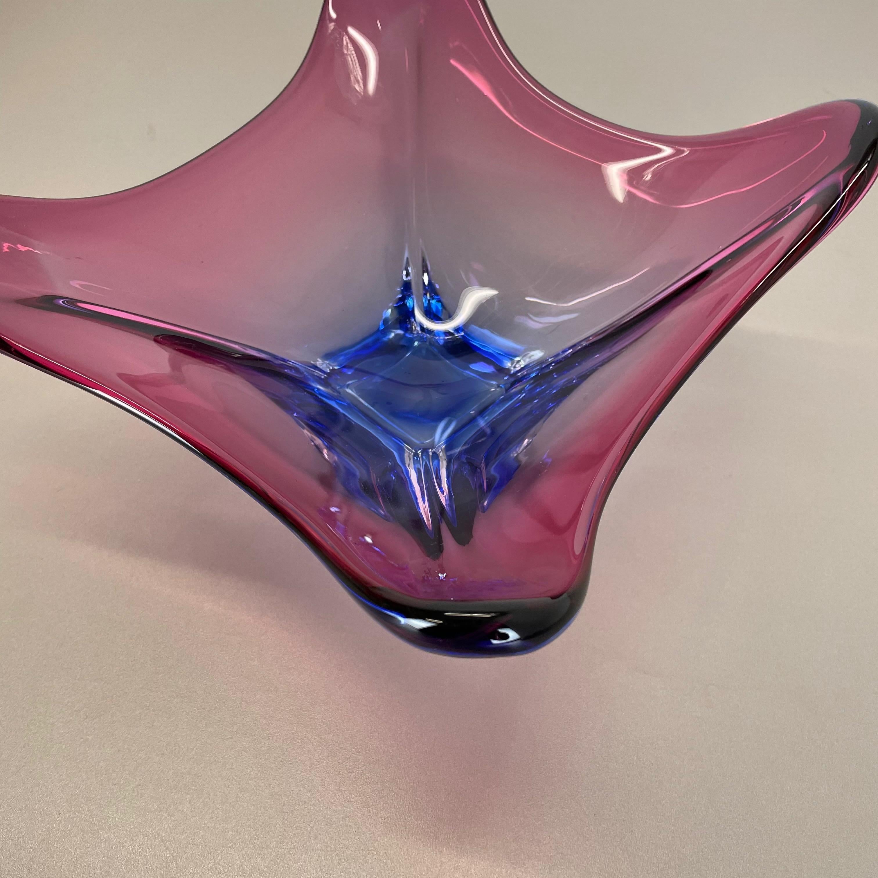 2 Kg Floral Glass Bowl Shell Centerpiece by Fratelli Toso Murano, Italy, 1970s For Sale 1