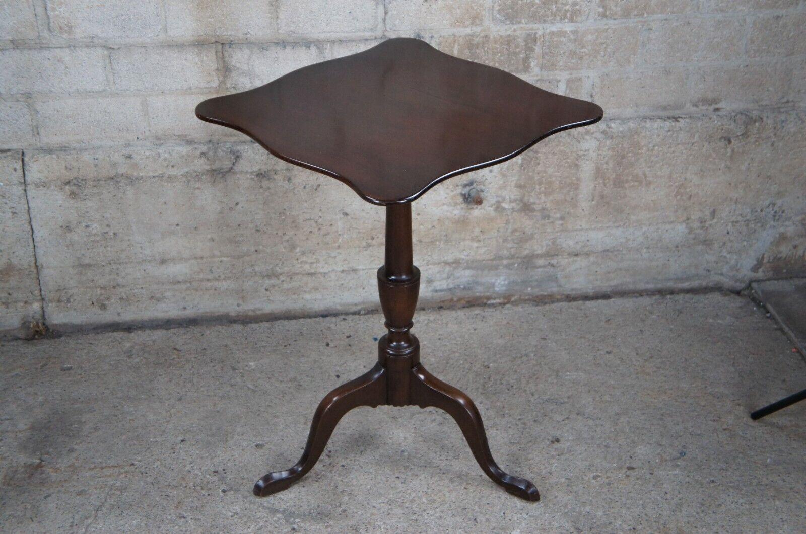 2 Kittinger Colonial Williamsburg Federal Mahogany Tilt Top Tables Candle Stands In Good Condition For Sale In Dayton, OH