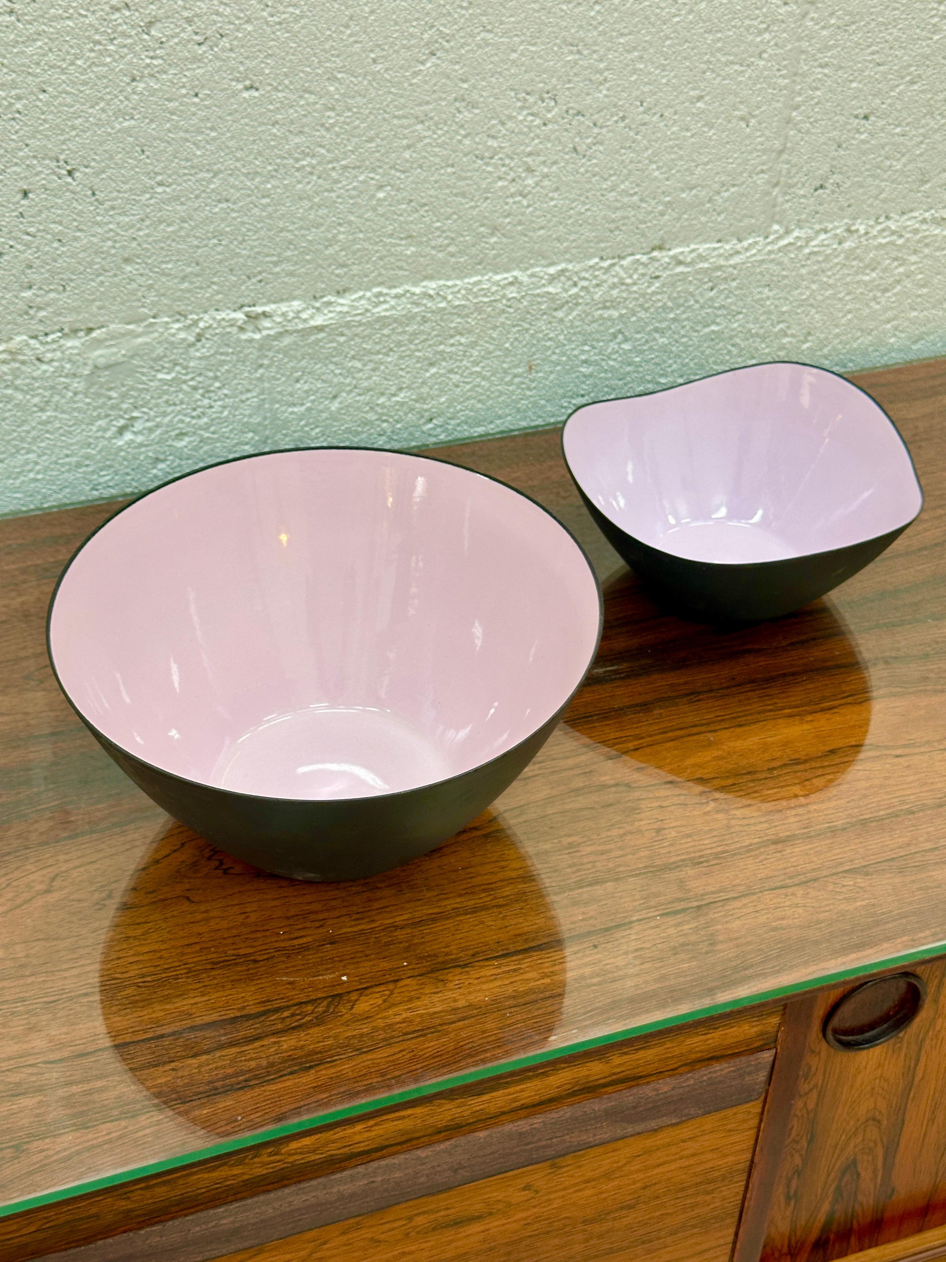 2 Modernist Krenit Bowls from the 1950s by Herbert Krenchel, Pink Enamel & Black Denmark

2 Beautiful Krenit bowls in the early modernist style, designed by Danish designer Herbert Krenchel and dating from the 1950s. Made in Denmark. The bowls have