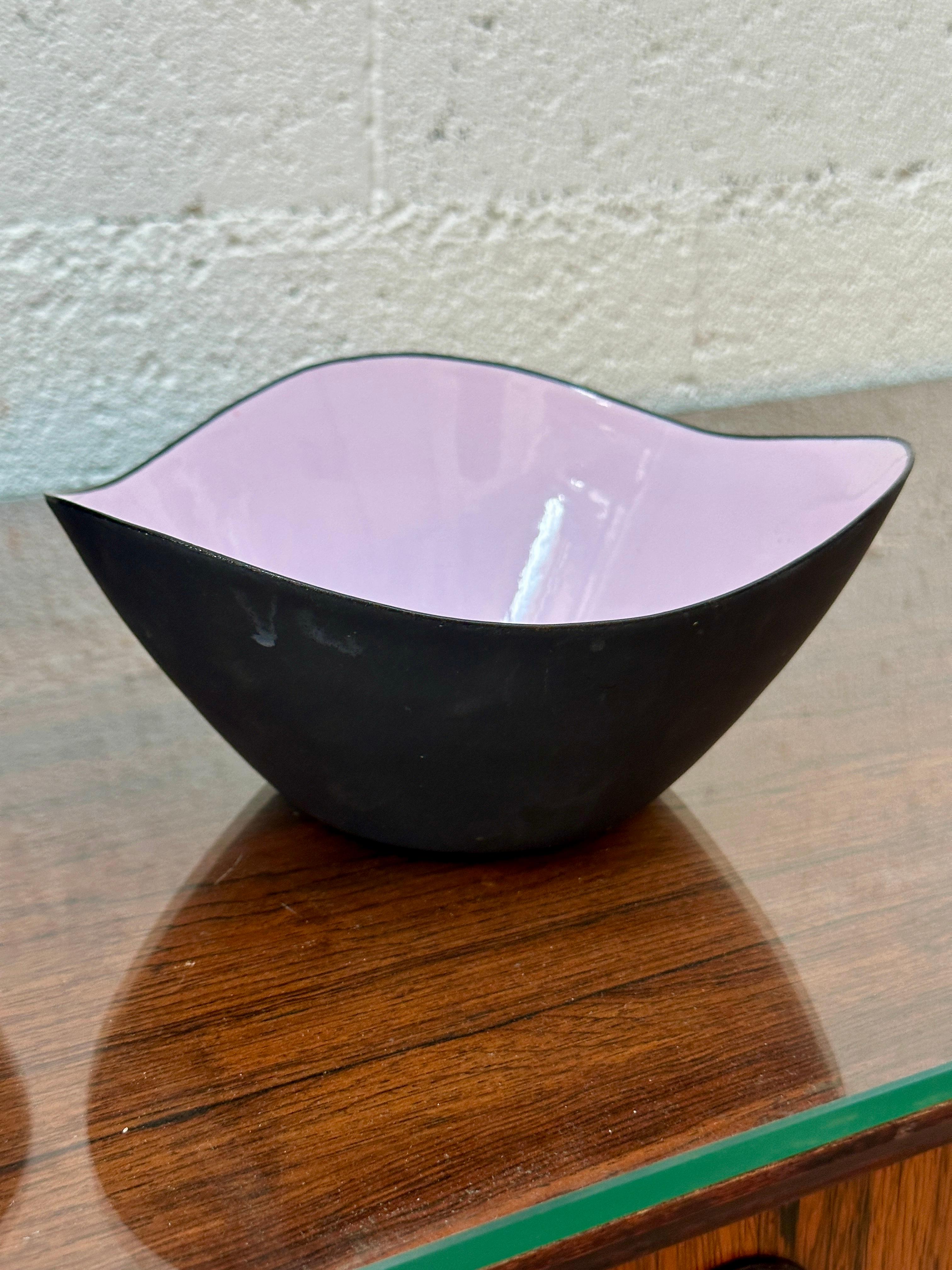 2 Krenit Bowls from the 1950s by Herbert Krenchel, (Pink Enamel) made in Denmark For Sale 2