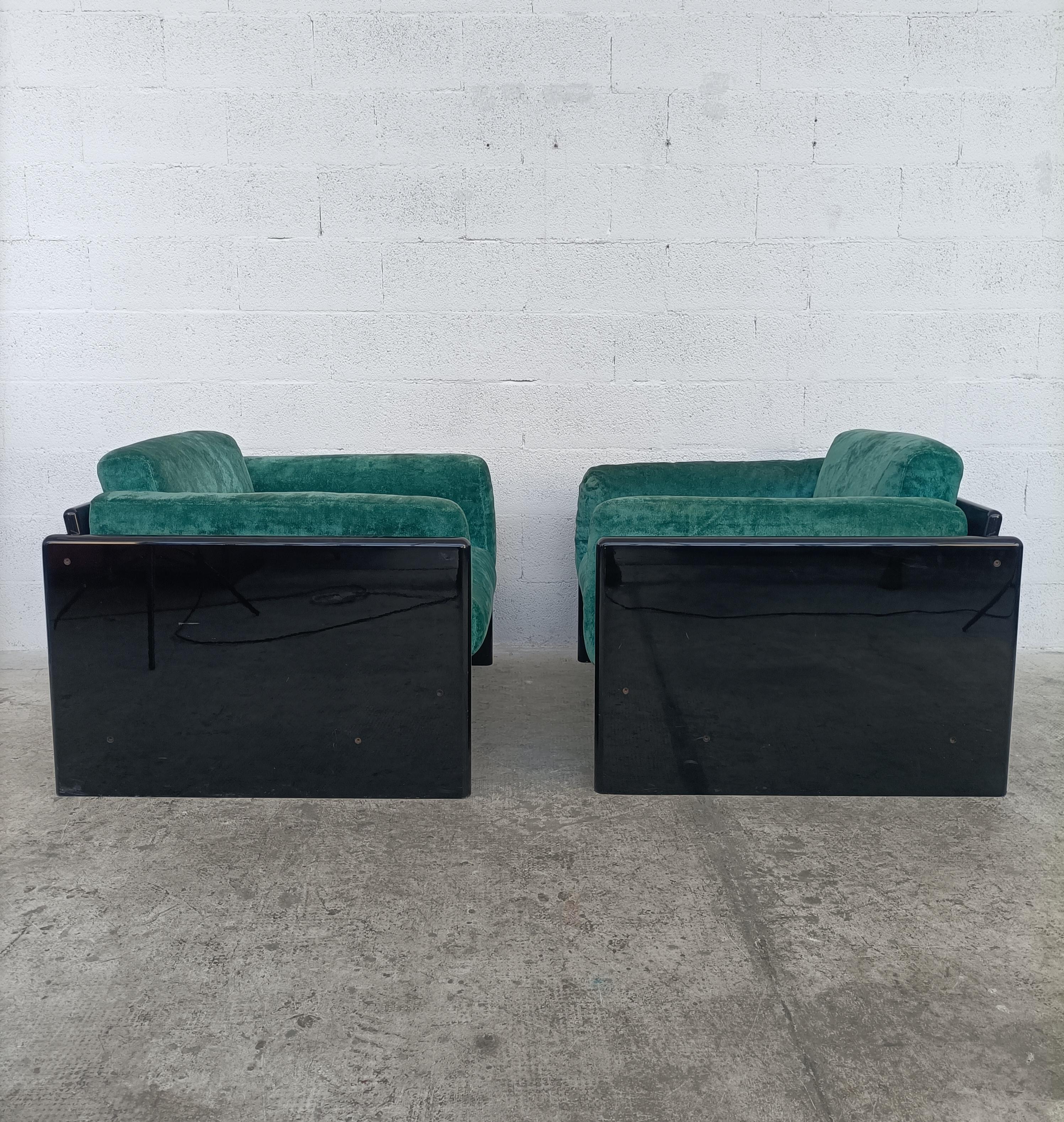Rare pair of green velvet armchairs, designed by Dino Gavina and Maria Simoncini for Simon International 1970s.
Striking pair of armchairs with a black lacquered high gloss wooden frame and the original shiny green velvet upholstery. A great design