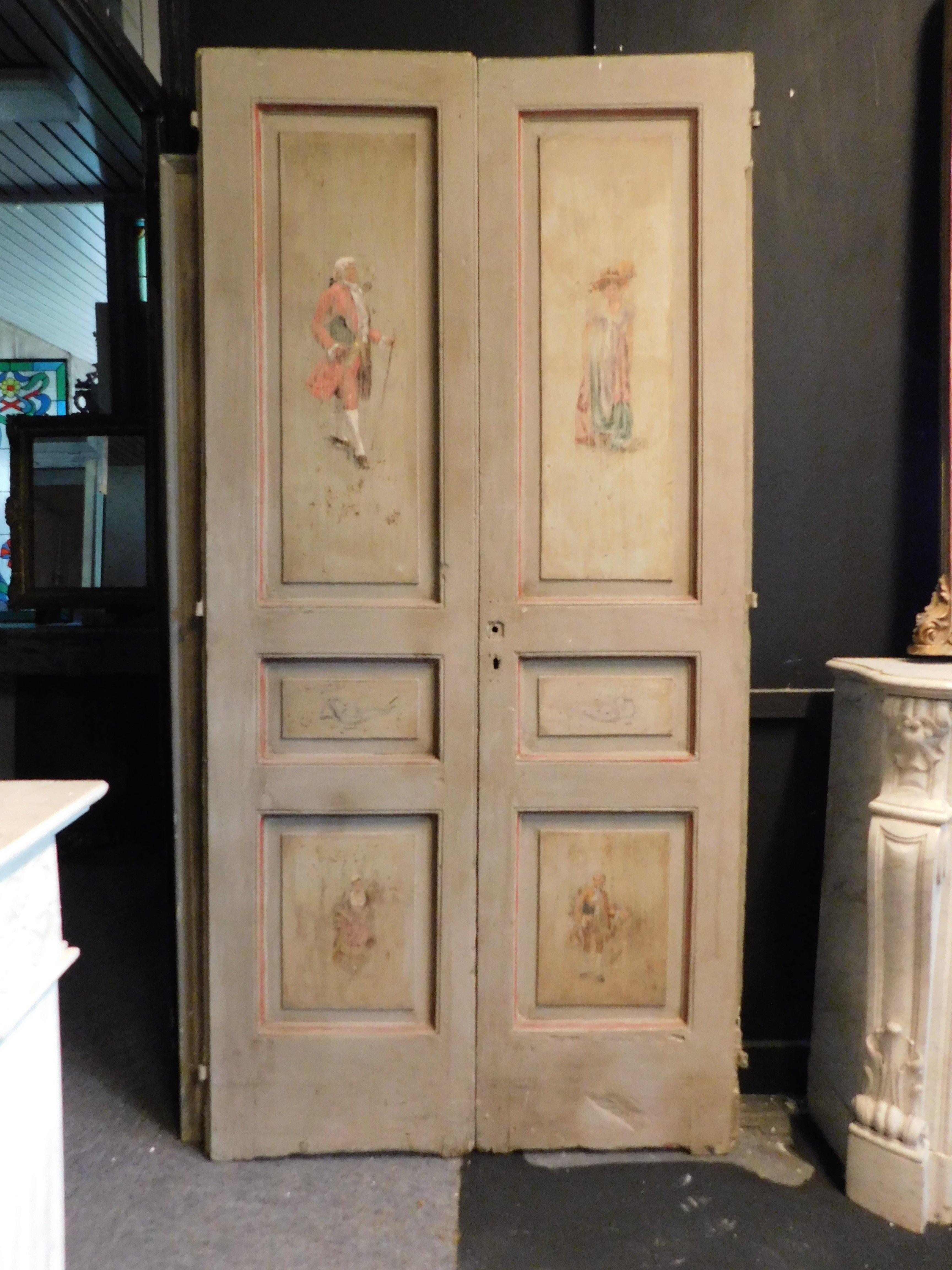 2 portes doubles laquées et peintes, à deux vantaux. Personnages peints en vêtements d'époque masculins et féminins. laqués et peints à la main au 18ème siècle par des artisans du centre de l'Italie. belle solution pour meubler l'entrée des chambres