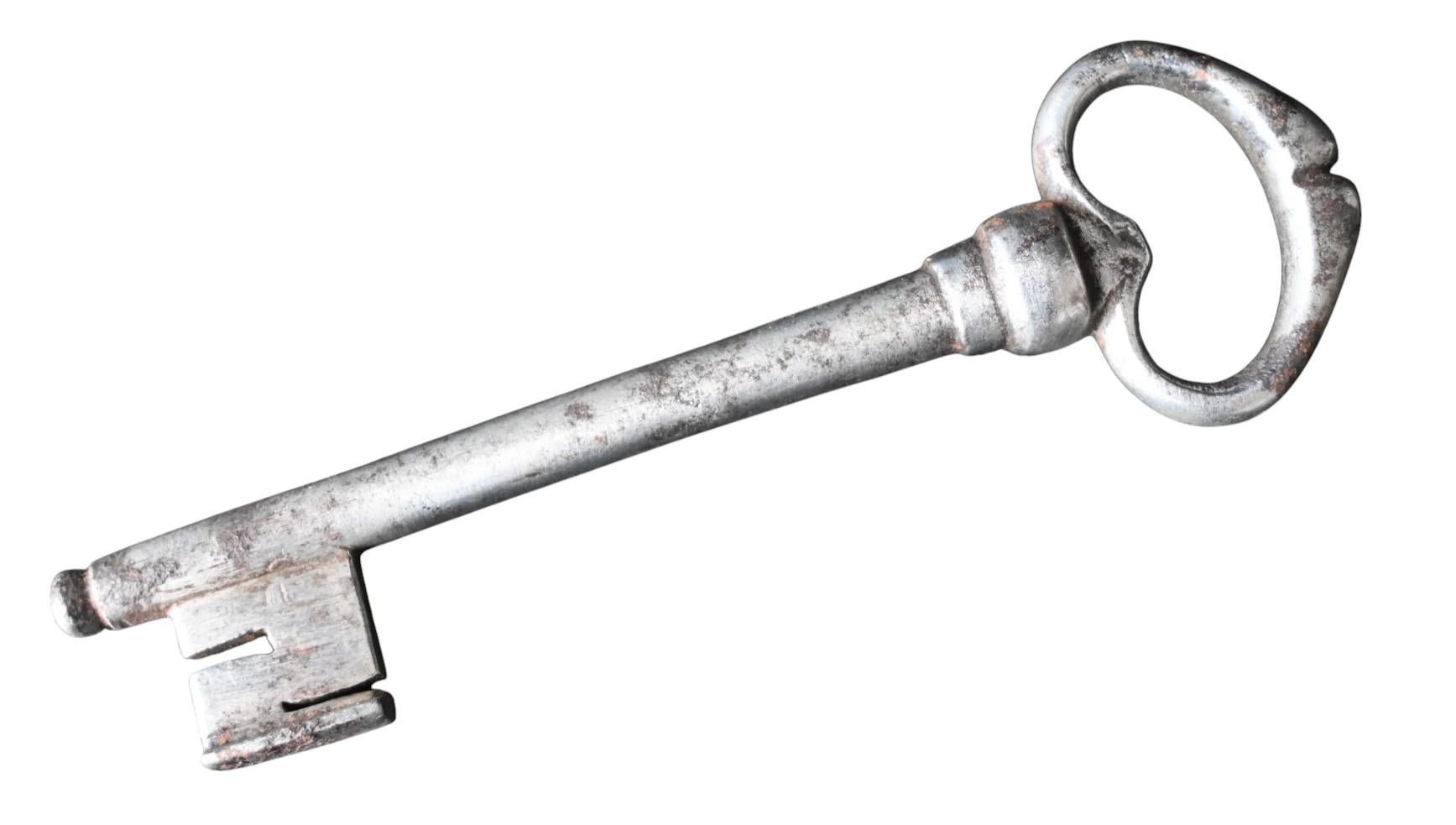 2 Clés en fer forgé du 17e siècle
État non nettoyé, patine ancienne
Longueur 13 et 15,5 cm, largeur 3,8 et 4 cm
