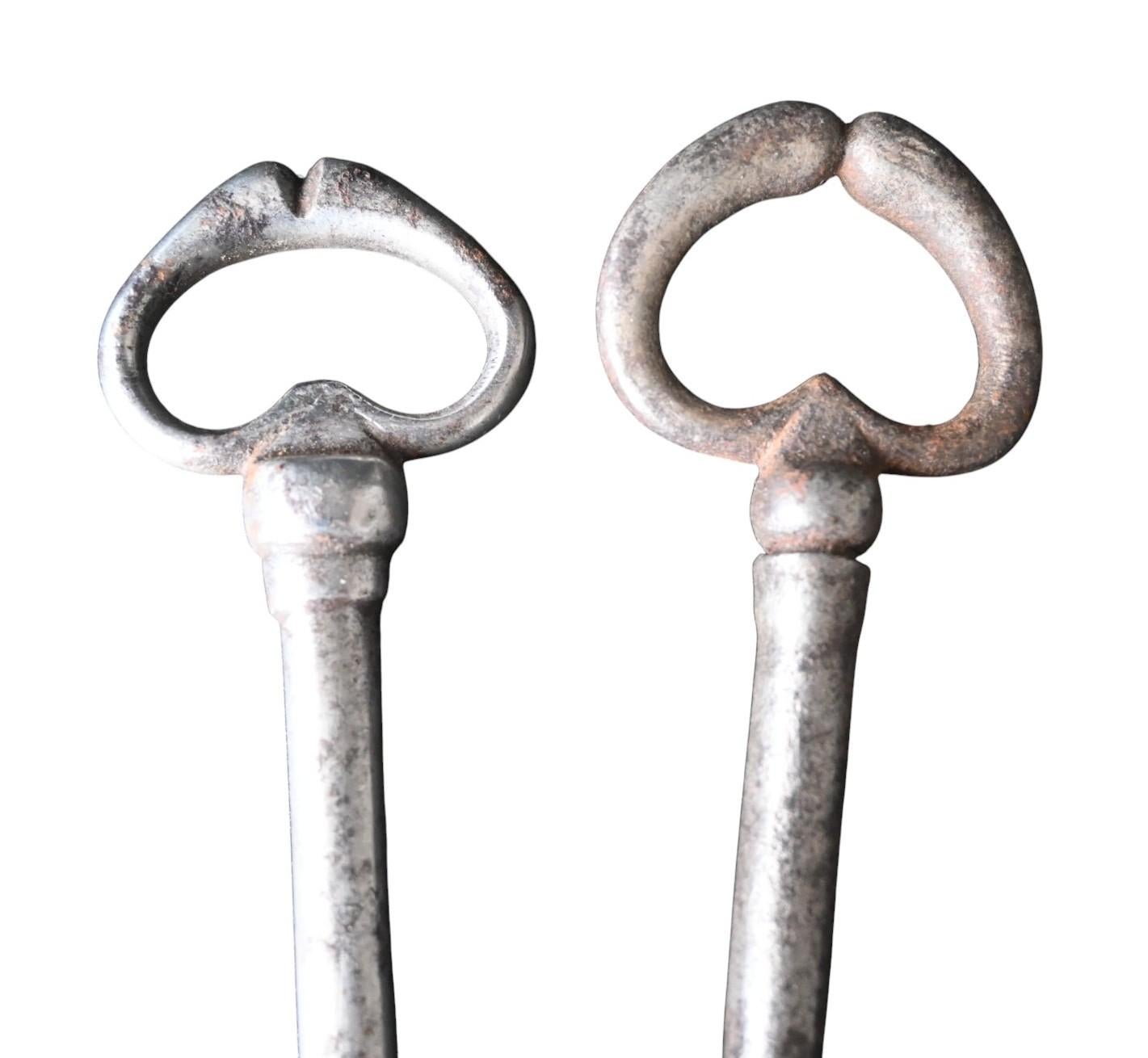 Forgé 2 Grandes pièces du 17e siècle  clés de fer forgé en vente
