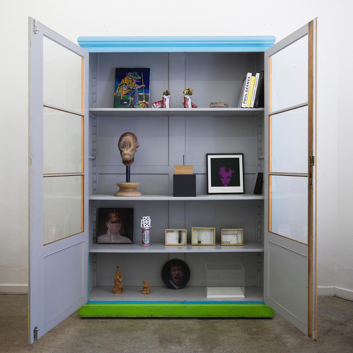 Deux grandes vitrines identiques de l'artiste danois renommé Poul Gernes (1925-1996). Décoration pour le gymnase Ordrup, Copenhague 1989.
Une seule armoire est également disponible. Veuillez demander le prix.

Poul Gernes a reçu une reconnaissance