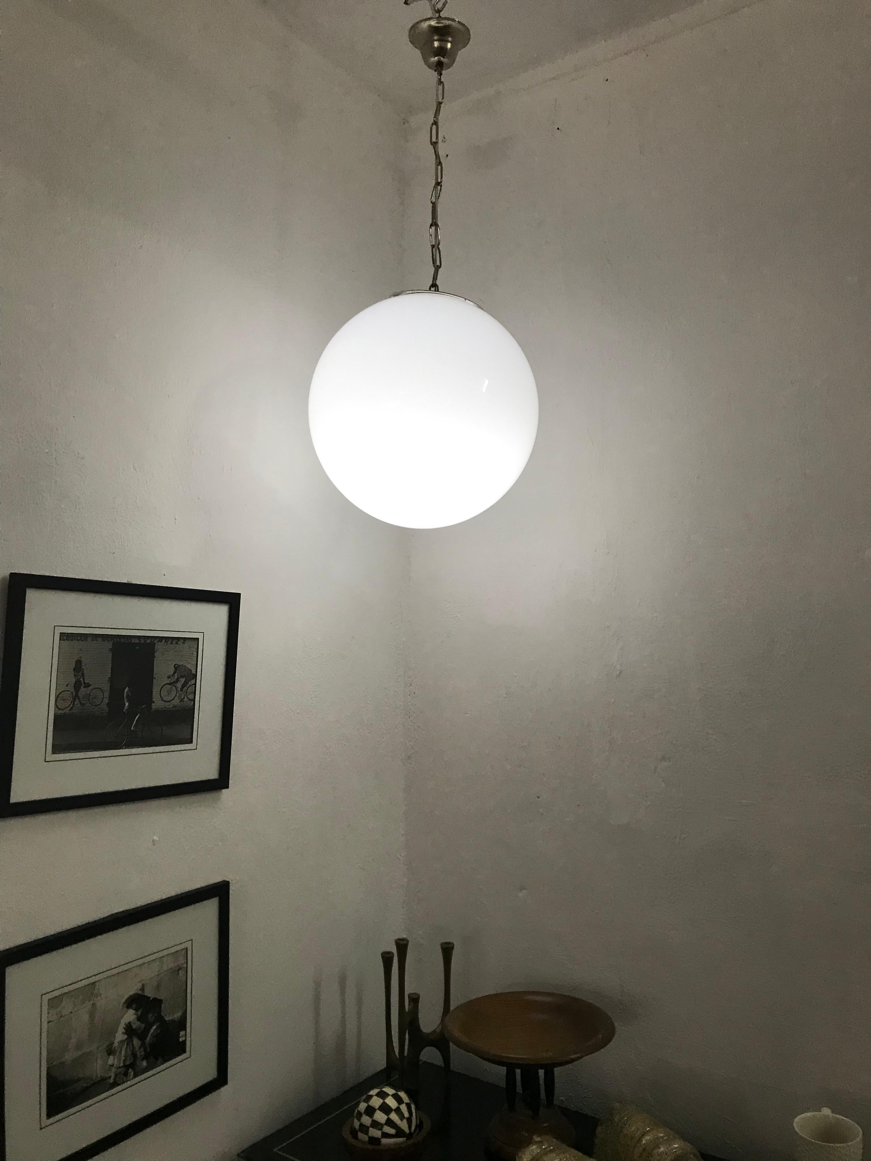 Deux grands luminaires suspendus en verre blanc soufflé à la bouche de Murano, probablement par Venini ou Mazzega, vers 1970
Mesures : Le diamètre est de 40 cm.
Les prix sont fixés à l'unité.
 