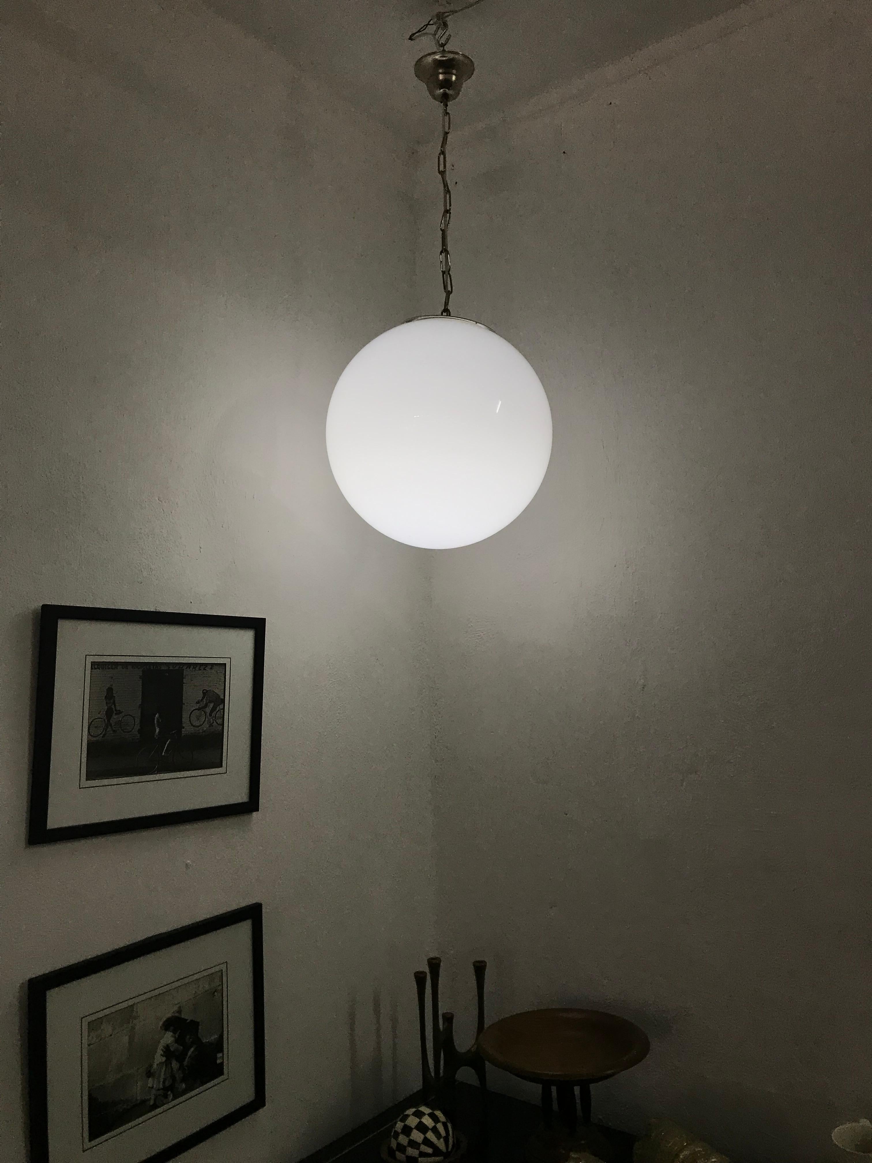 2 große Mid-Century Modern-Kronleuchter aus Murano-Opalglas mit Kugeln, um 1970 (Italienisch) im Angebot