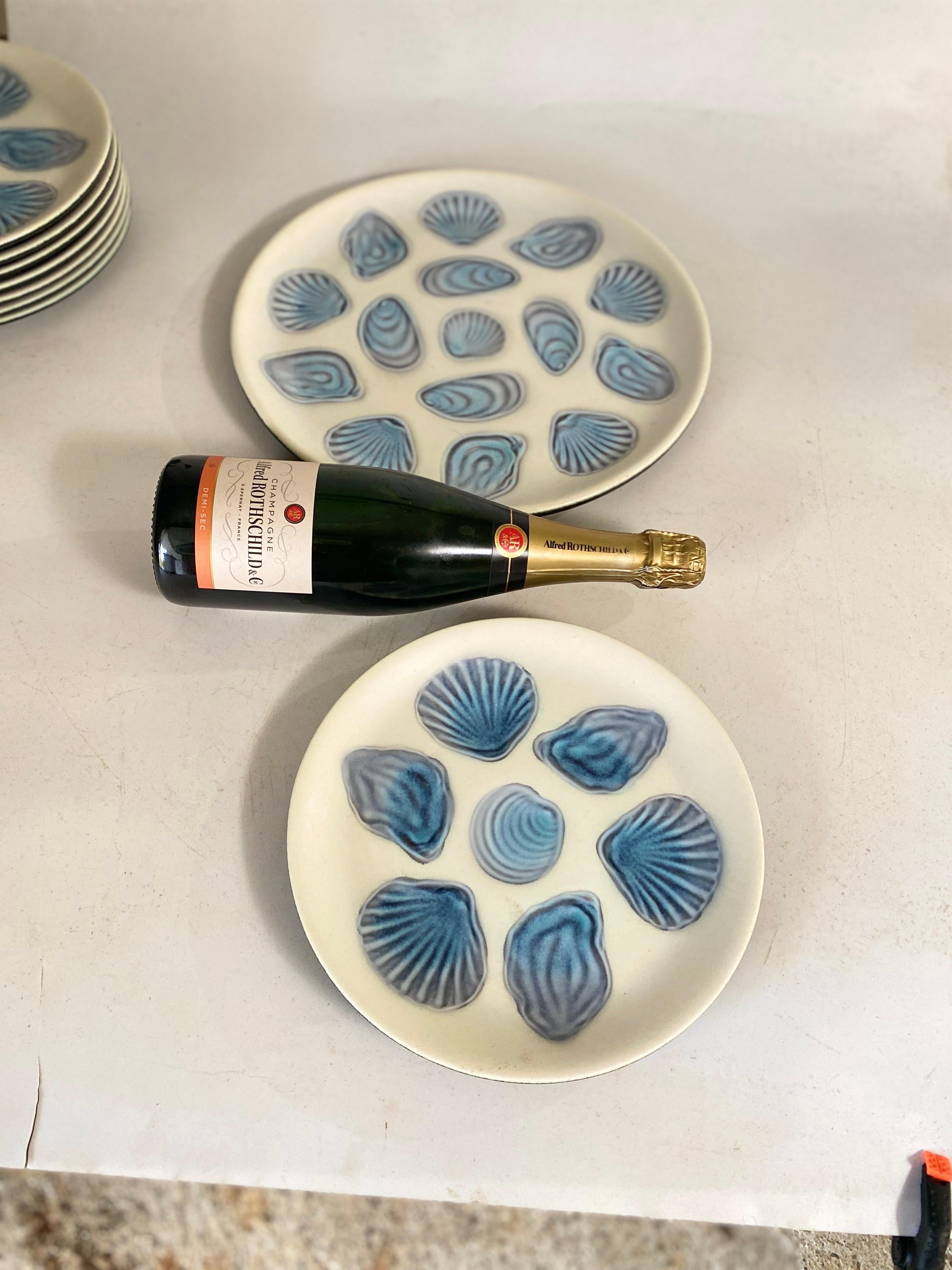 2 grandes assiettes à huîtres et 6 assiettes en céramique bleue et blanche France par Elchinger en vente 4