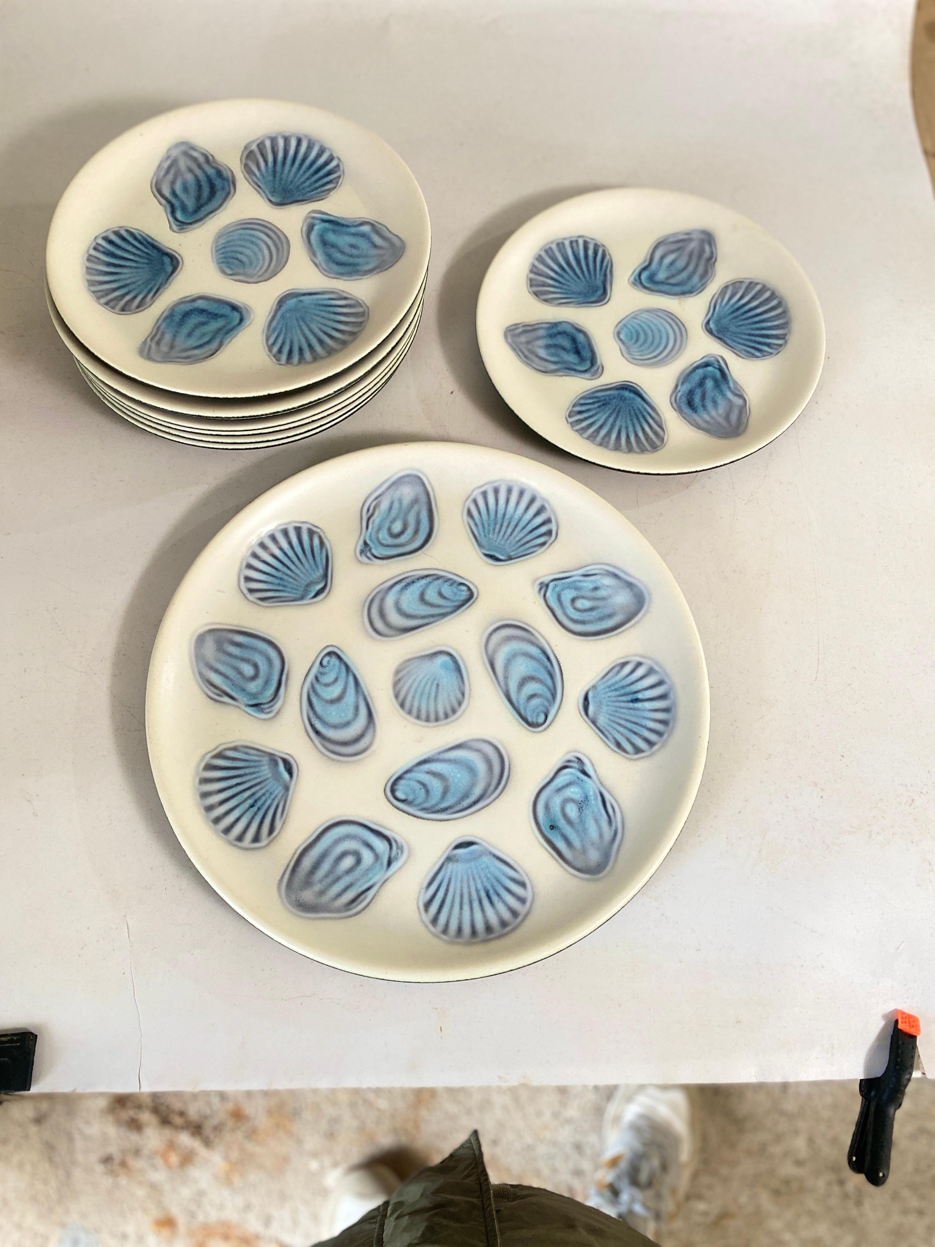 2 grandes assiettes à huîtres et 6 assiettes en céramique bleue et blanche France par Elchinger en vente 5