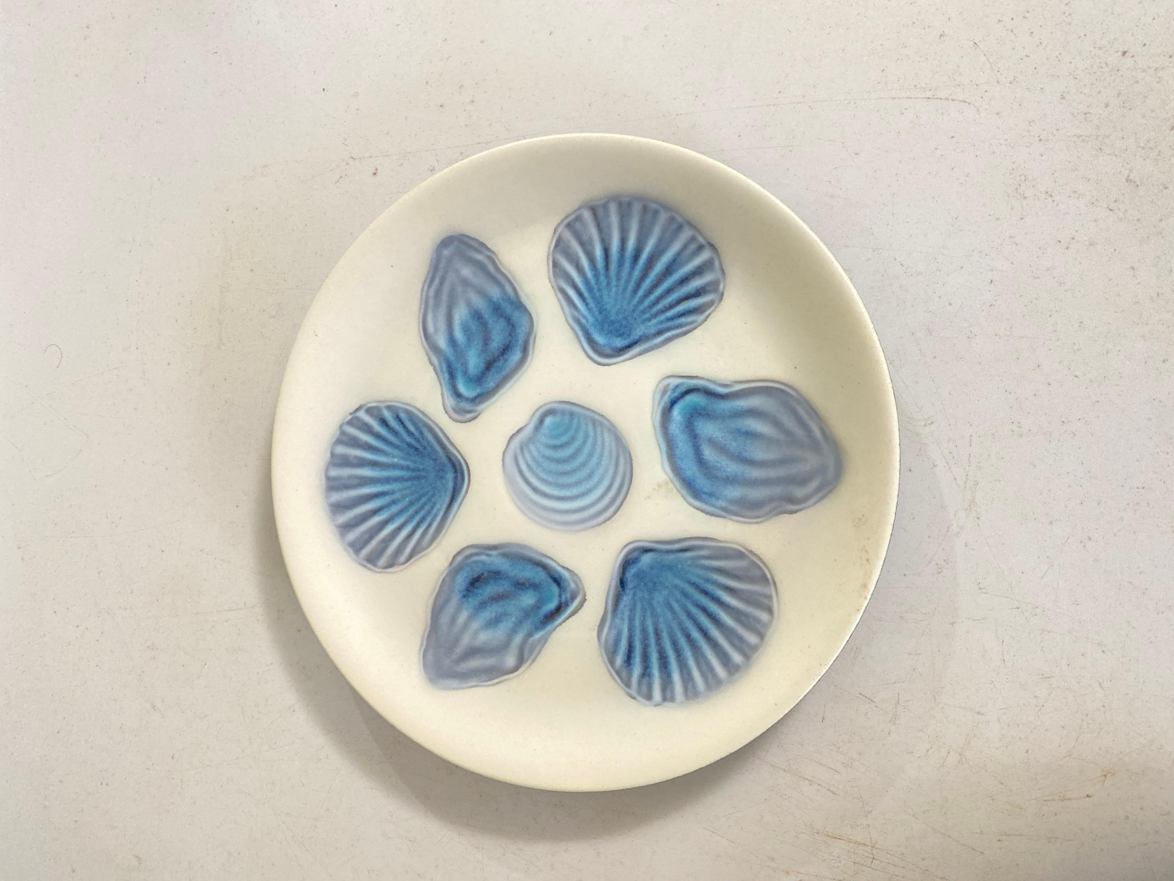 2 große Austernteller und 6 Teller aus Keramik in Blau und Weiß in Frankreich von Elchinger (Mitte des 20. Jahrhunderts) im Angebot