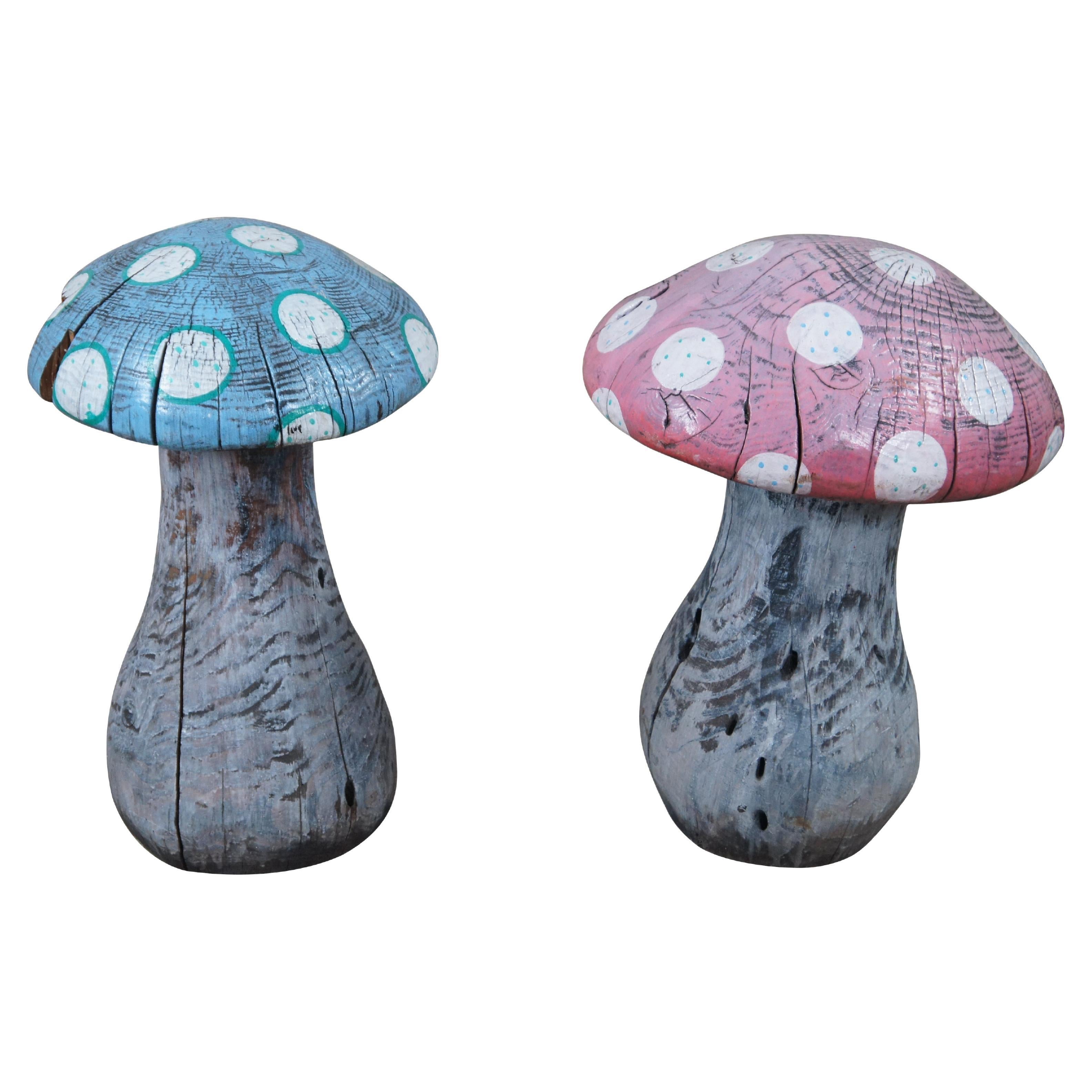2 Esculturas de Setas de Madera Talladas y Pintadas de Arte Popular de JD 19" en venta