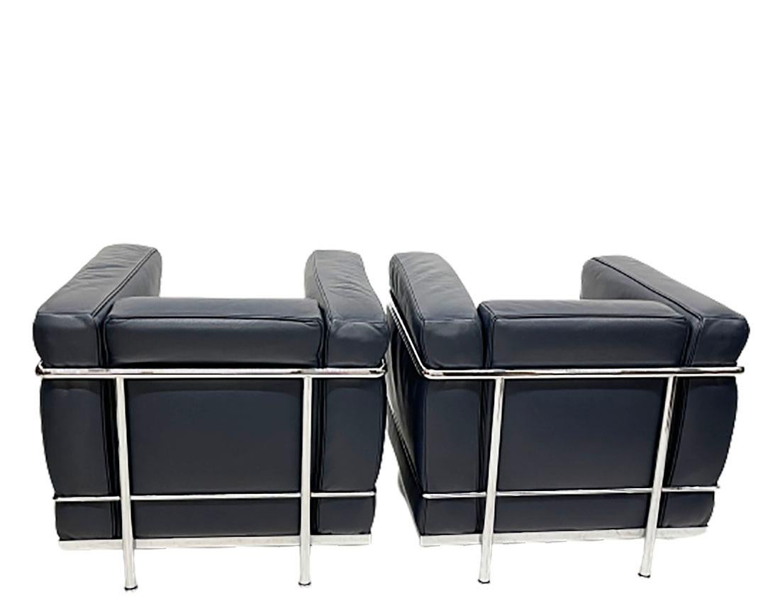 2 LC2 Chairs by Le Corbusier, Charlotte Perriand and Pierre Jeanneret In Good Condition In Delft, NL