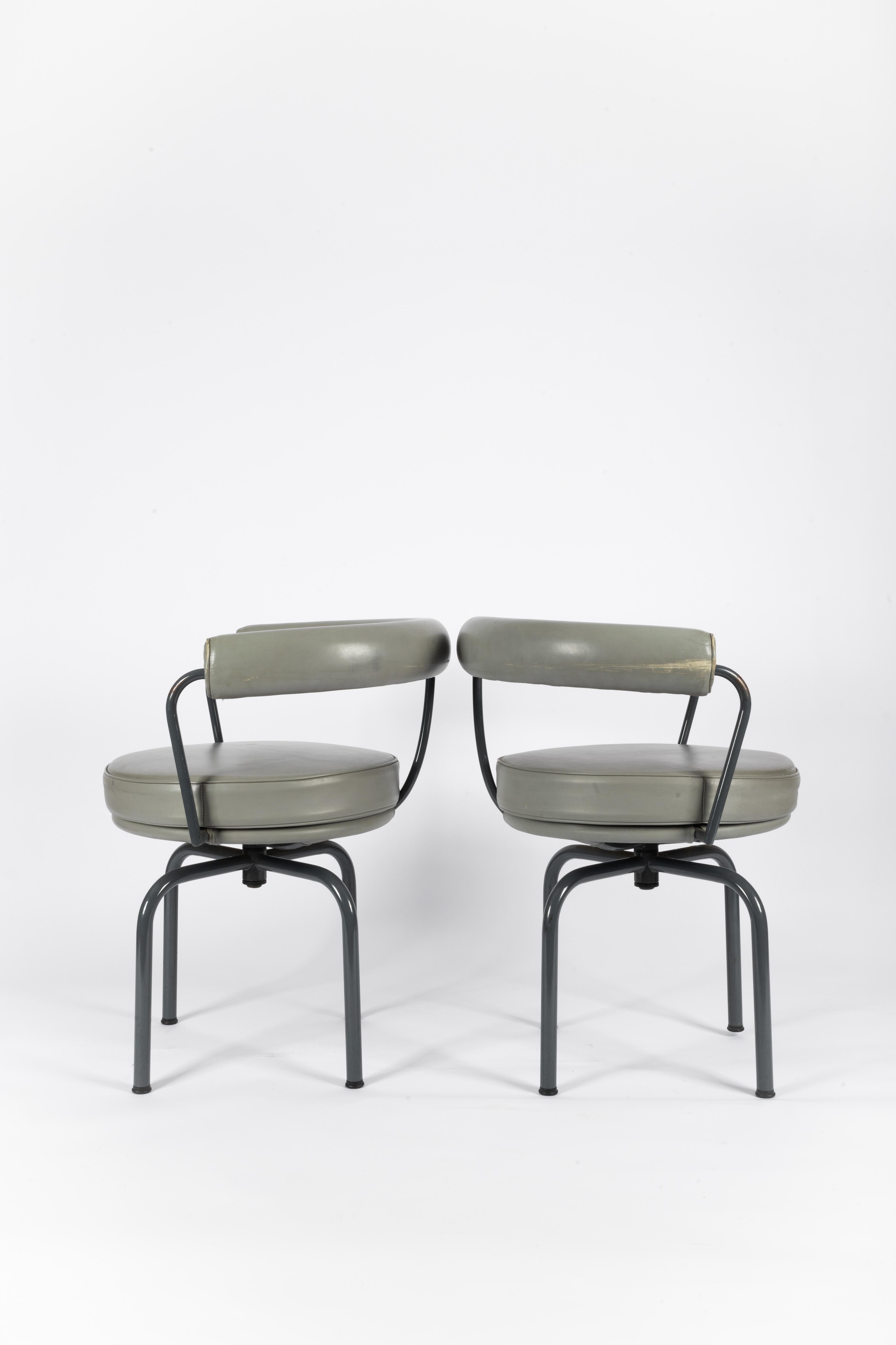 italien 2 chaises pivotantes LC7 Le Corbusier et Charlotte Periand en cuir gris 1993 en vente