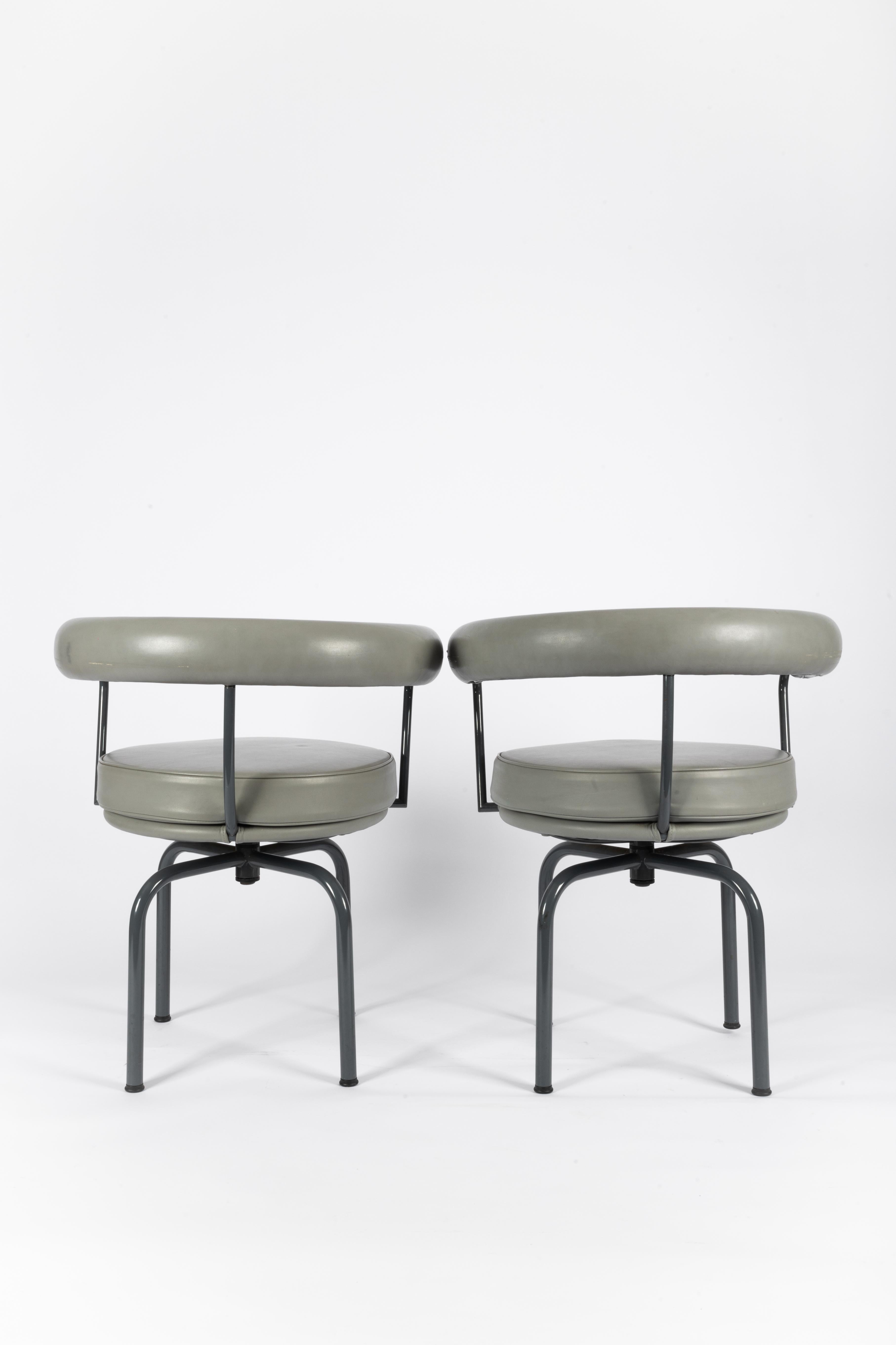 Soudé 2 chaises pivotantes LC7 Le Corbusier et Charlotte Periand en cuir gris 1993 en vente